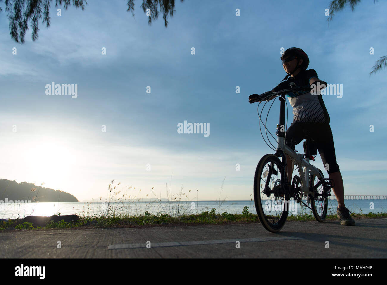 Silhouette Radfahrer bei Sonnenuntergang Stockfoto