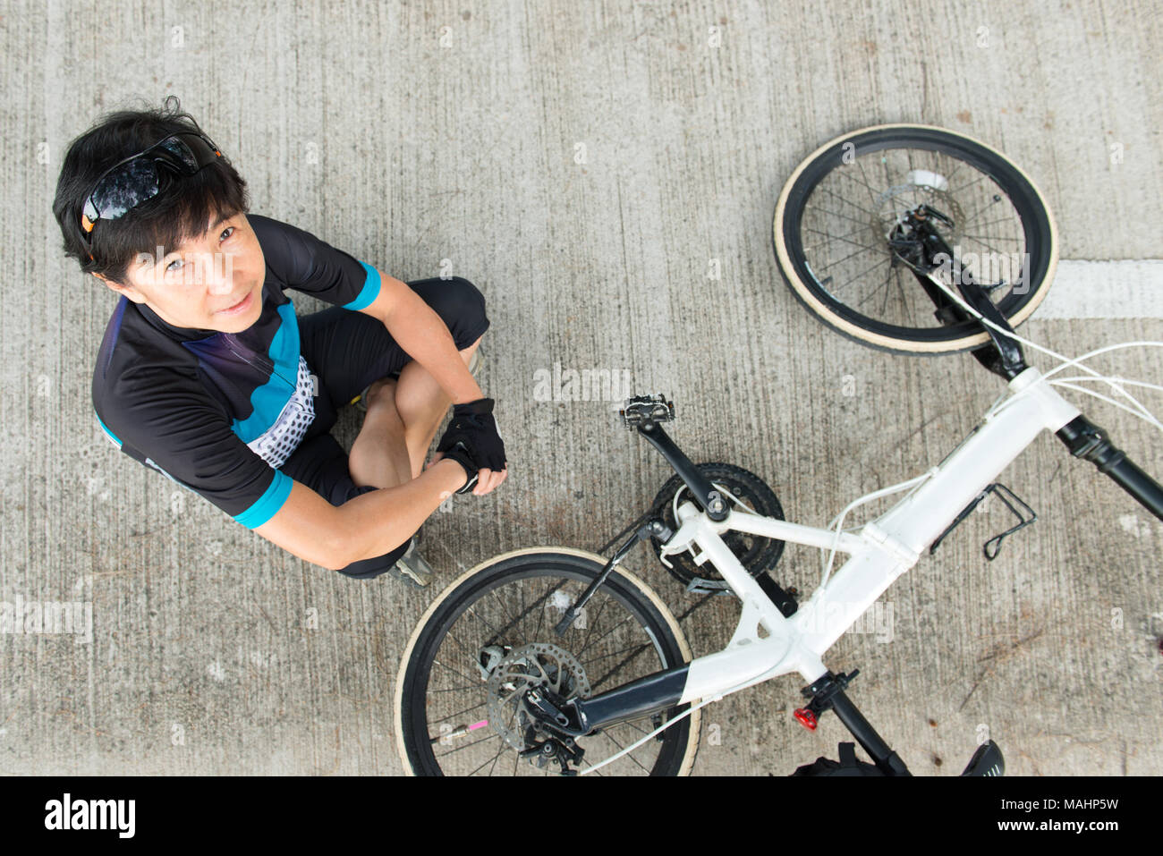 Senior asiatische Frau auf einem Fahrrad Stockfoto