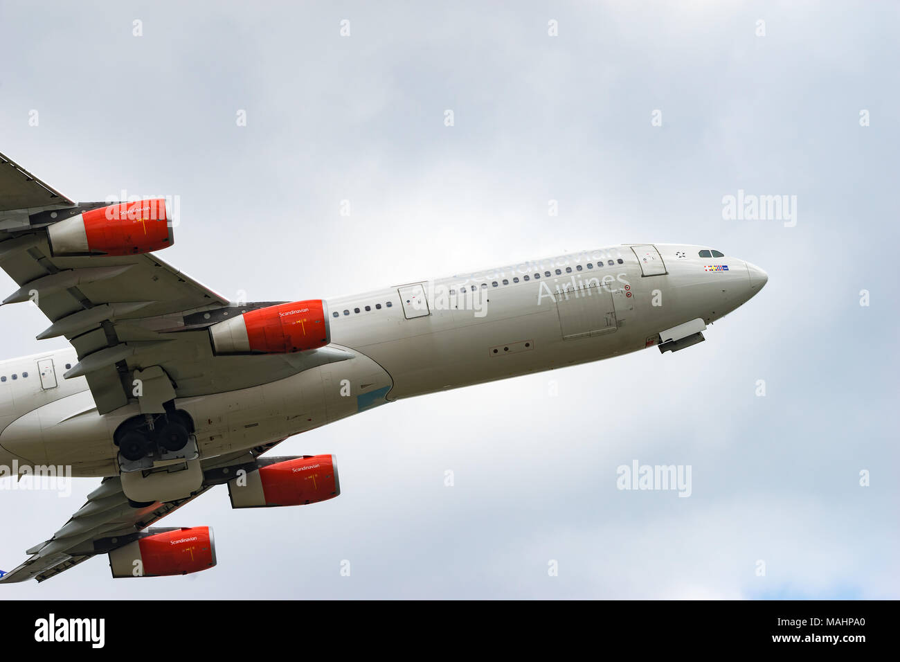 Tokio, Japan - APR. 1, 2018: Airbus A340-300, die vom internationalen Flughafen Narita in Tokio, Japan. Stockfoto