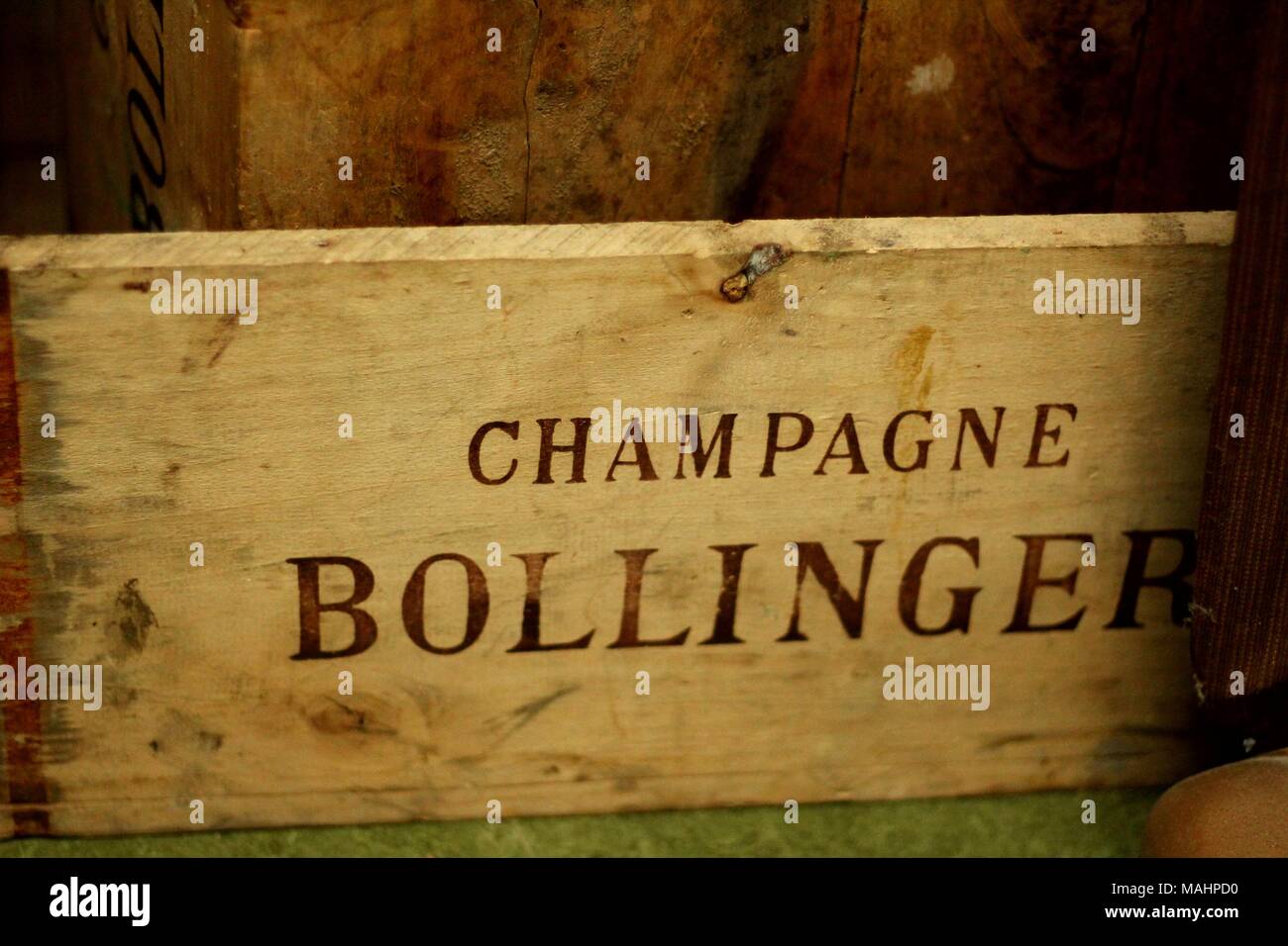 Eleganten Stil - Weinkeller & sammelbare Barware - Vintage Bollinger Champagner Holzkisten Stockfoto
