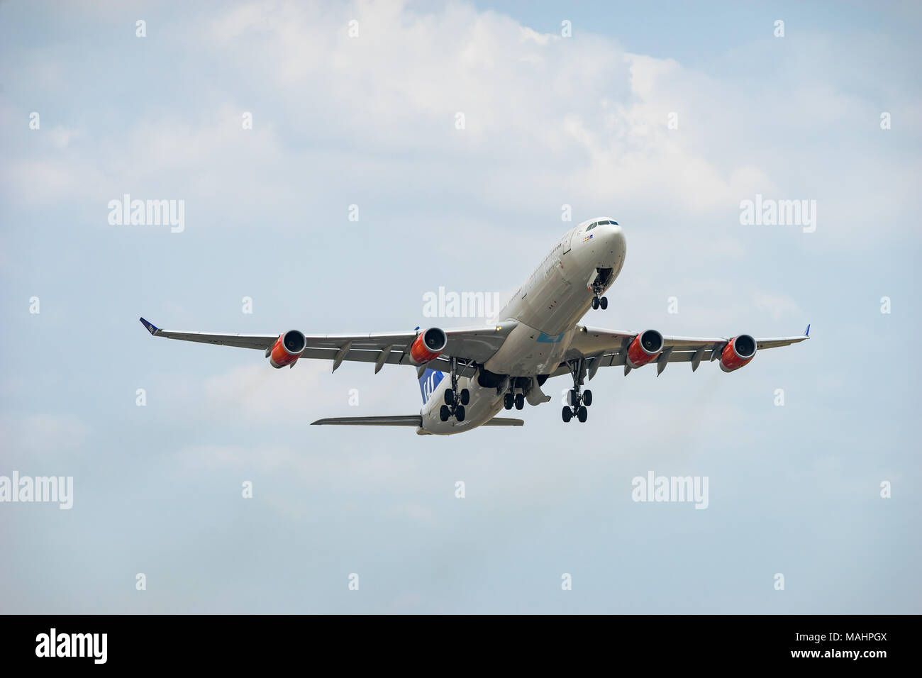 Tokio, Japan - APR. 1, 2018: Airbus A340-300, die vom internationalen Flughafen Narita in Tokio, Japan. Stockfoto