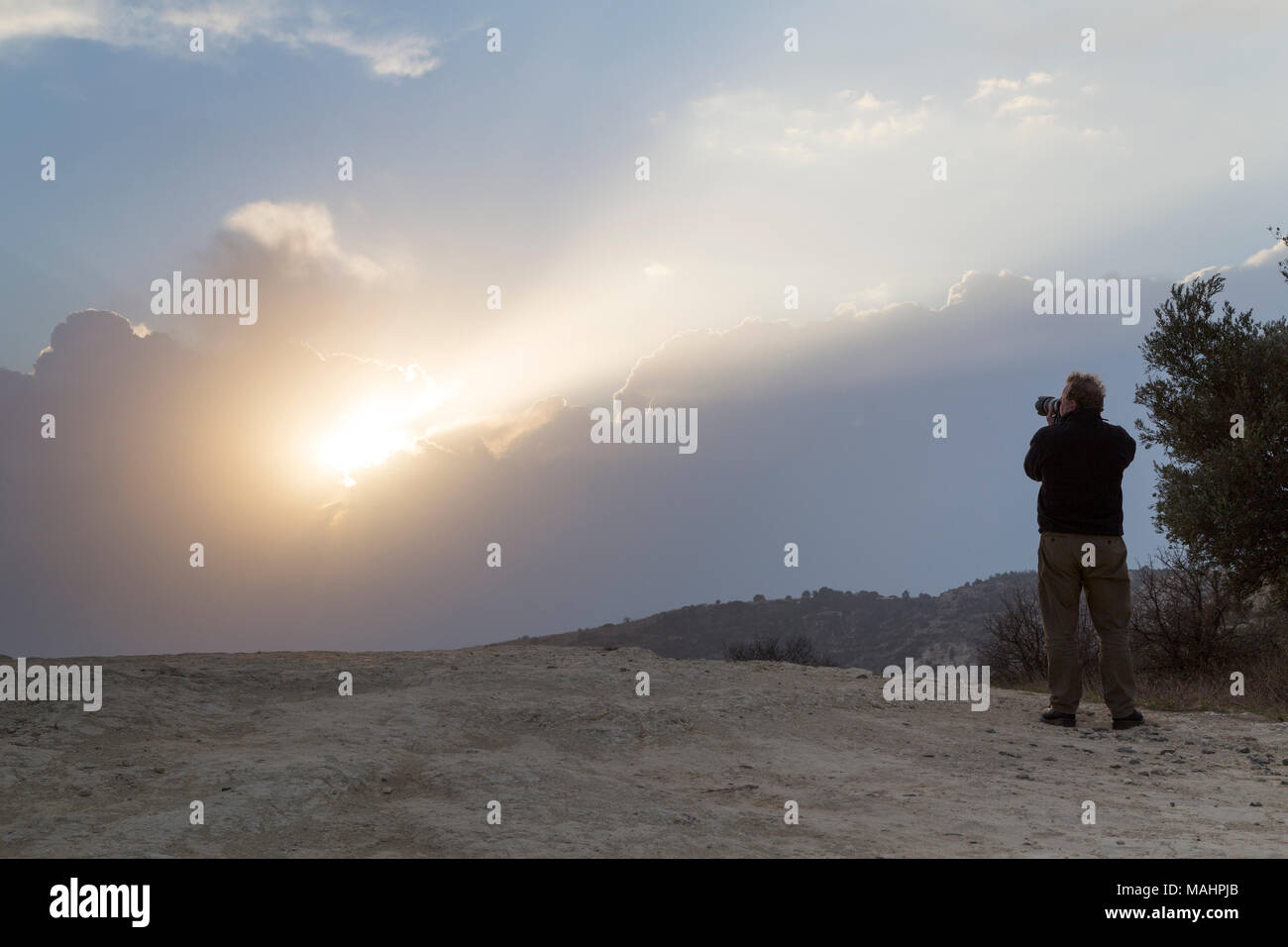 Zypern, Menschen, die Fotografie von dämmerungs Sonnenstrahl durch die Wolkenbildung verursacht. Stockfoto