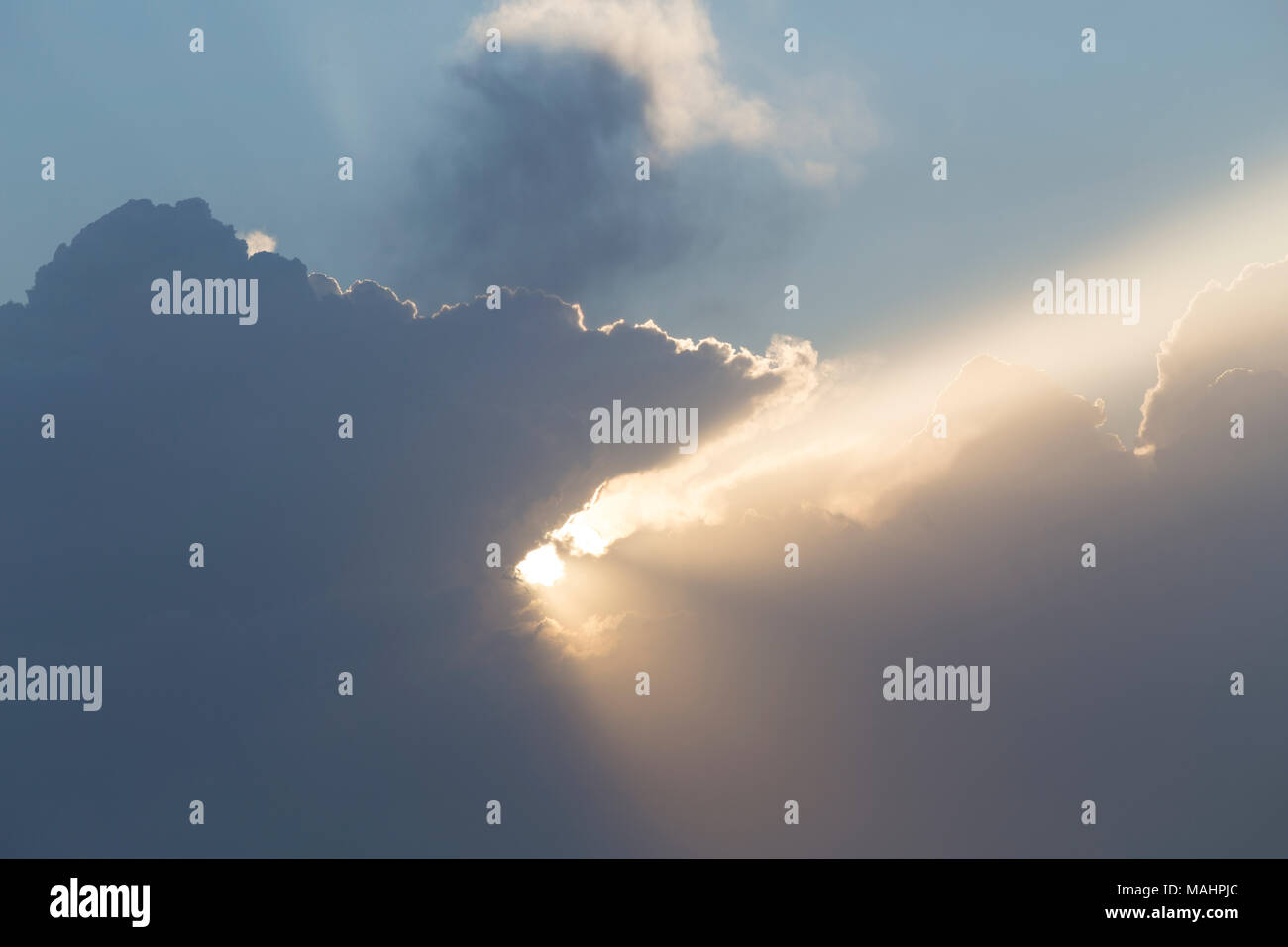 Zypern, dämmerungs Sonnenstrahl durch die Wolkenbildung verursacht. Stockfoto