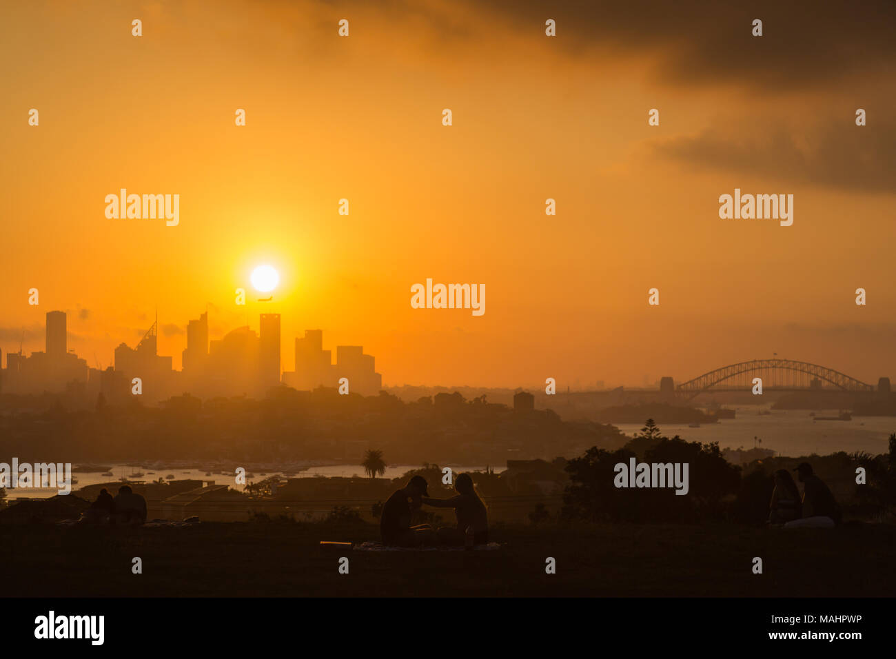 Ein dramatischer Sonnenuntergang bei Dudley Seite finden, östlichen Vororte, Sydney. Tolle Aussicht auf die Skyline von Sydney bei Sonnenuntergang. Stockfoto