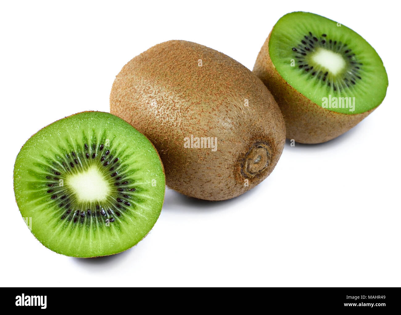 Kiwis und mit ganzen Kiwi und Kiwi Schicht oder halbe Frucht. Auf weissem Hintergrund. Lecker und saftig Kiwis. Stockfoto