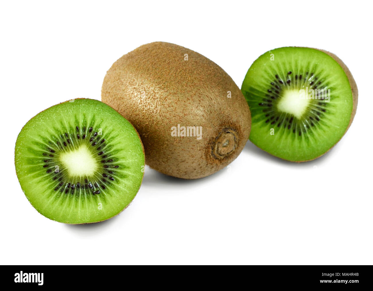 Kiwis und mit ganzen Kiwi und Kiwi Schicht oder halbe Frucht. Auf weissem Hintergrund. Lecker und saftig Kiwis. Stockfoto
