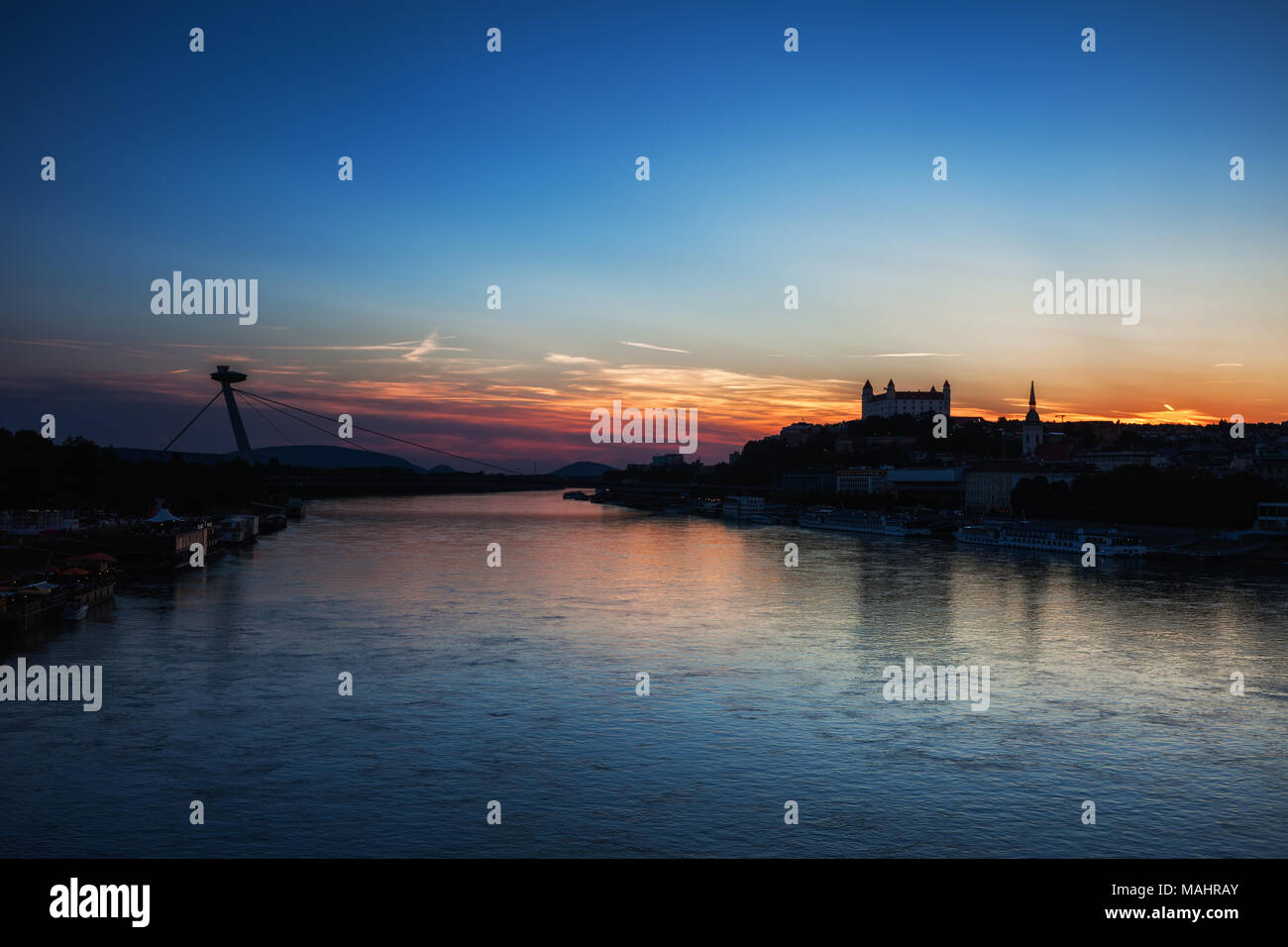 Dämmerung Abend an der Donau in Bratislava, Slowakei Stockfoto