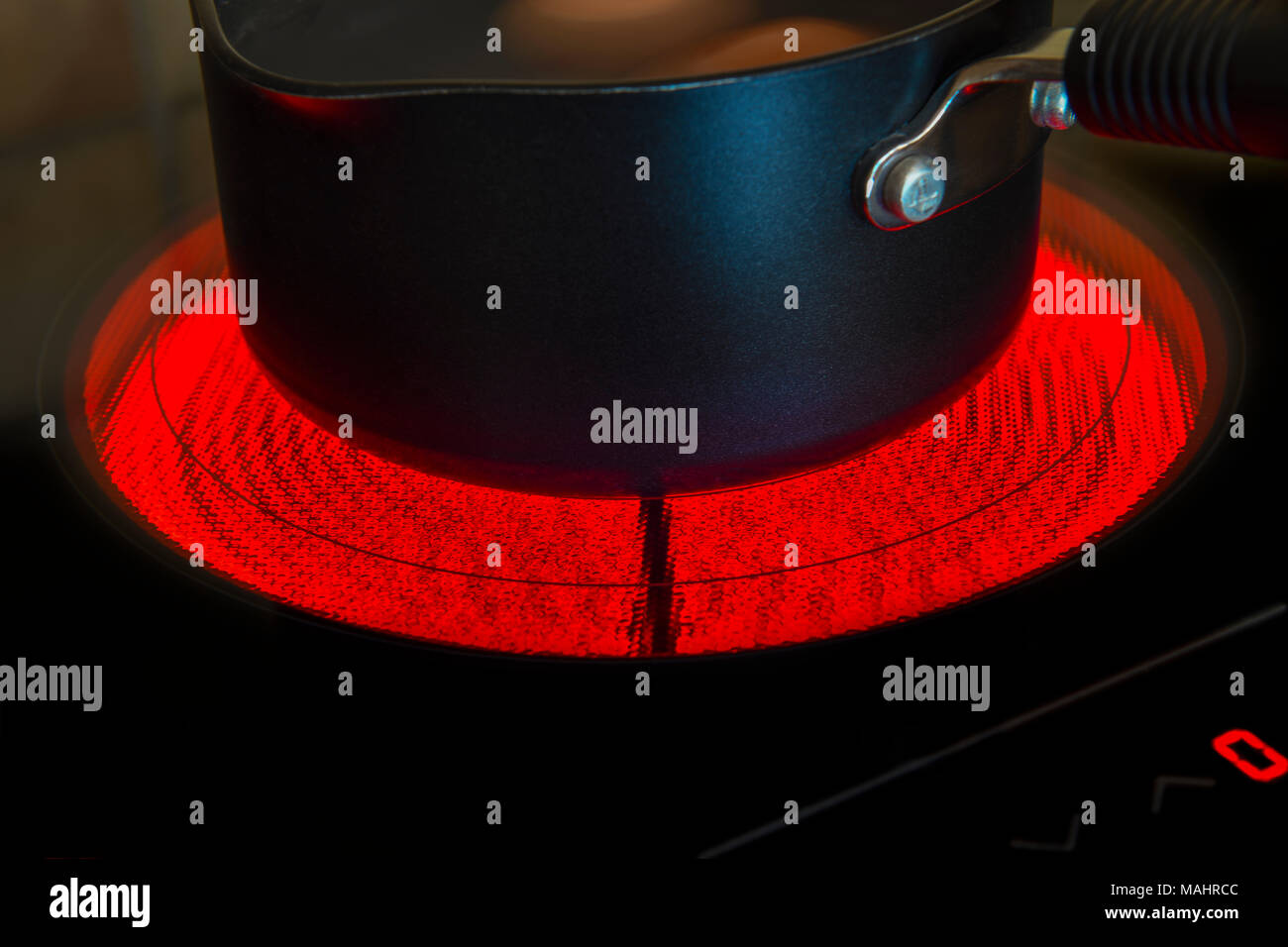Auf eine leuchtende elektrische Keramik Kochfeld Topf Stockfoto