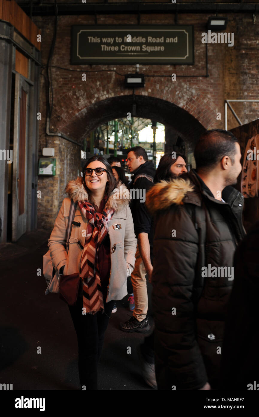 Touristen und Besucher und Borough Market in London, England Stockfoto