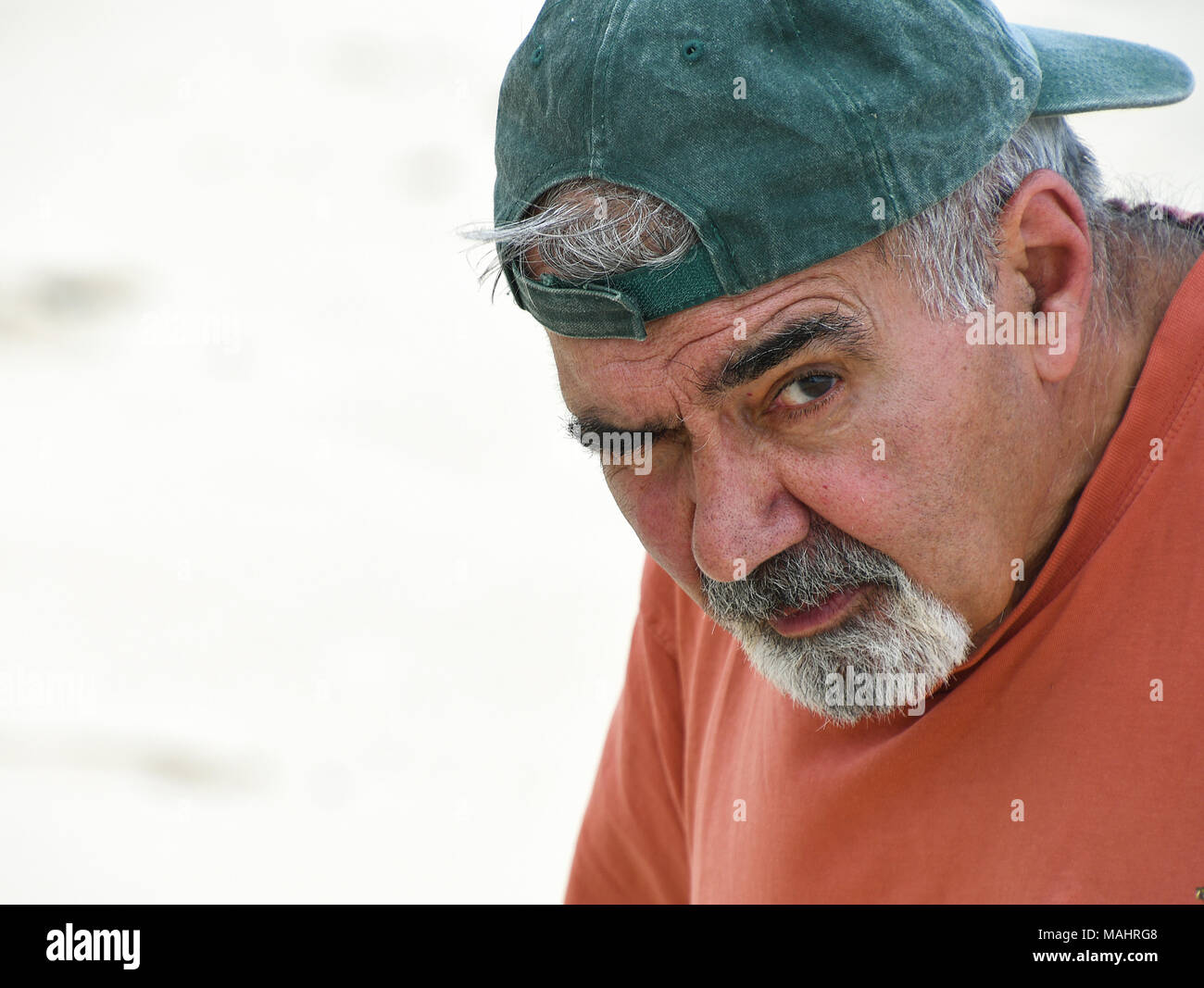 Portrait von älteren Libanesischen Mann mit grauen Schnurrbart und Spitzbart tragen Baseball Cap rückwärts Stockfoto