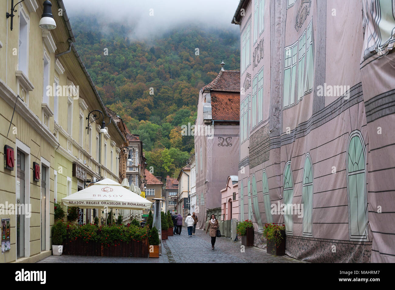 Gebäude renoviert werden oft in gedruckten Blätter fallen die Bauarbeiten in der historischen Altstadt von Brasov, Rumänien zu verstecken. Stockfoto