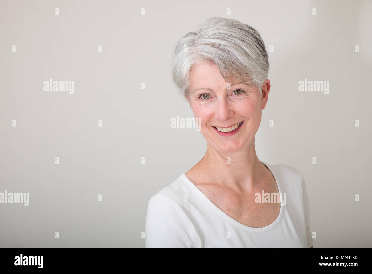 Attraktive ältere Dame mit grauen Haaren Stockfoto