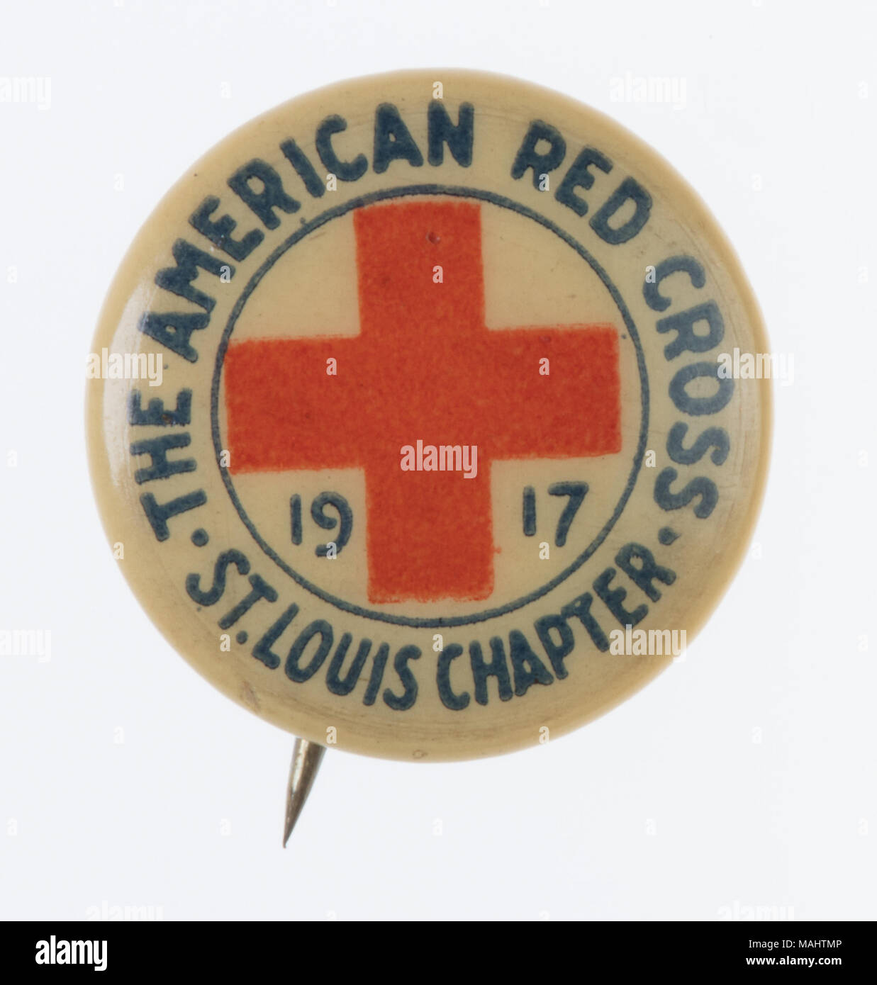 1917 St. Louis Kapitel des amerikanischen roten Kreuzes Pin. Funktionen das Datum und ein rotes Kreuz auf einem weißen Hintergrund. Jemand, der eine Beitrag zur Organisation während des Ersten Weltkrieges Titel: der Erste Weltkrieg 1917 amerikanische Rote Kreuz St. Louis Kapitel Stift gegeben. 1917. Stockfoto