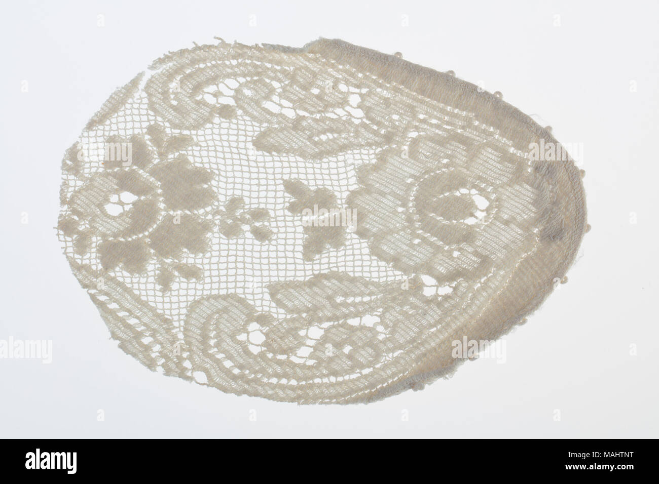Weiße, ovale, gehäkelte Deckchen mit floralen und geometrischen Design. Titel: Oval gehäkelte Deckchen. zwischen 1850 und 1900. Stockfoto