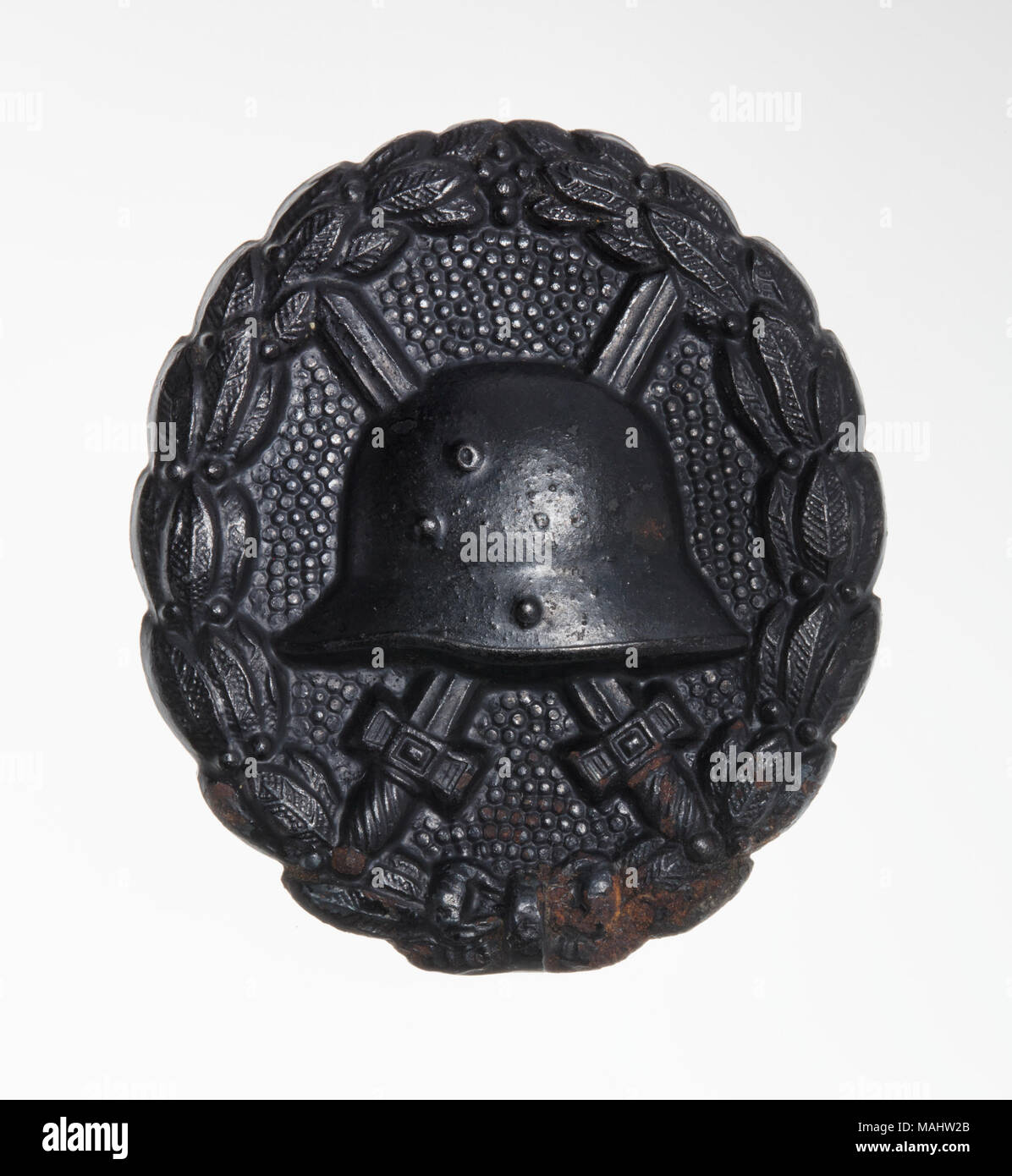 Weltkrieg ich Schwarz deutsche Wunde Abzeichen. Medaille an Verwundete deutsche Soldaten mit einem Helm vor zwei gekreuzte Schwerter von einem Kranz umgeben ist ausgezeichnet. Titel: Weltkrieg I Schwarz deutsche Wunde Abzeichen. Nach 1918. Deutsches Reich Stockfoto
