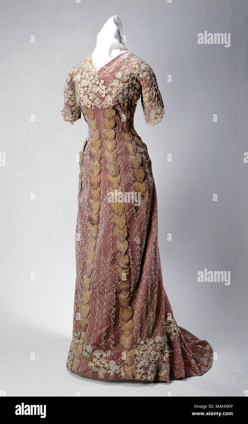 Frauen lavendel Seidensamt Princess line Kleid mit kurzen Ärmeln ausgestattet, leicht ausgestellter Rock mit dem Zug, und tan samt Blätter mit lila Highlights vertikal an der Vorder- und Rückseite des Rock. Von Lillian Lemp, William (Billy) J. Lemp, Vizepräsident der Lemp Brauerei verheiratet war abgenutzt. Titel: Women's Lavendel Samtkleid mit Blatt Design getragen von Lillian Lemp der Lavendel Dame. ca. 1909. Stockfoto