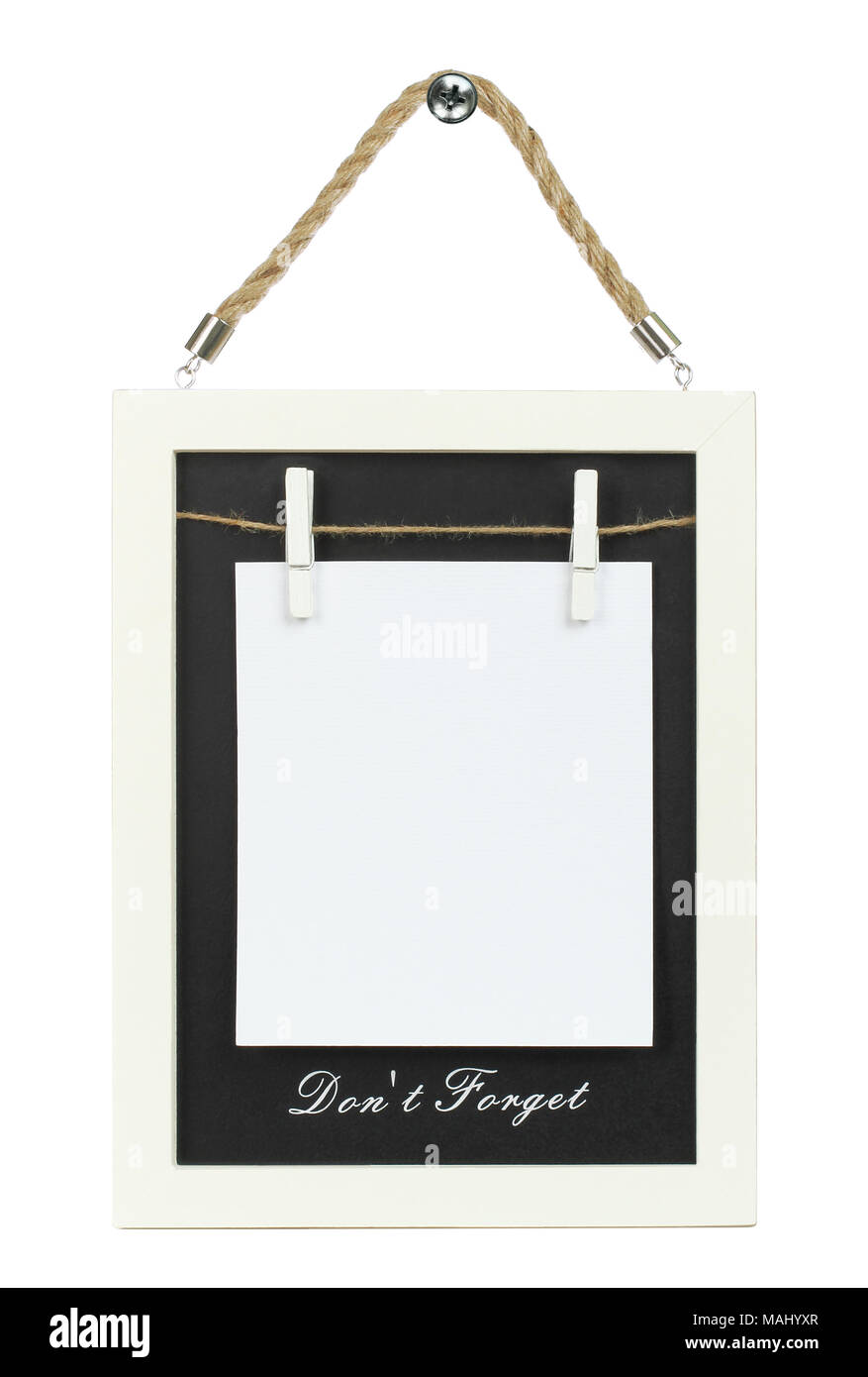 Leeres Papier auf hölzernen Tafel mit einem Rahmen, auf weißem Hintergrund Stockfoto