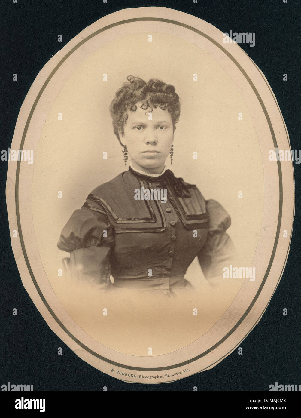 Oval Porträt einer Frau, die mit dem dunklen Haar, trug ein dunkles Kleid, gesehen von der Taille bis und Geradeaus zu schauen. Titel: Elizabeth Faust (geb. Bischoff), Ehefrau von Tony Faust. . Ca. 1880. Robert Benecke Stockfoto