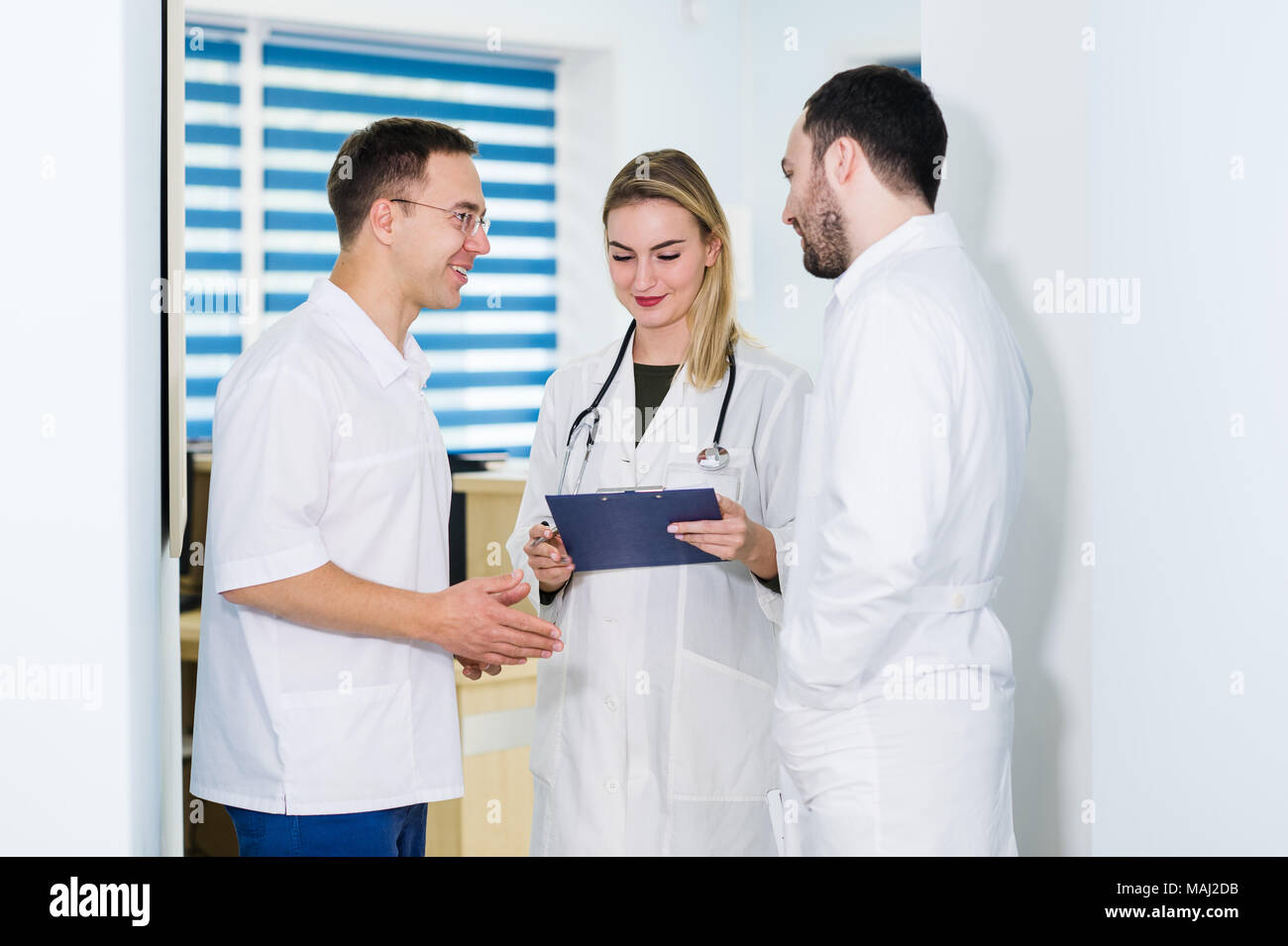 Group of doctors discussing and working together Stockfoto