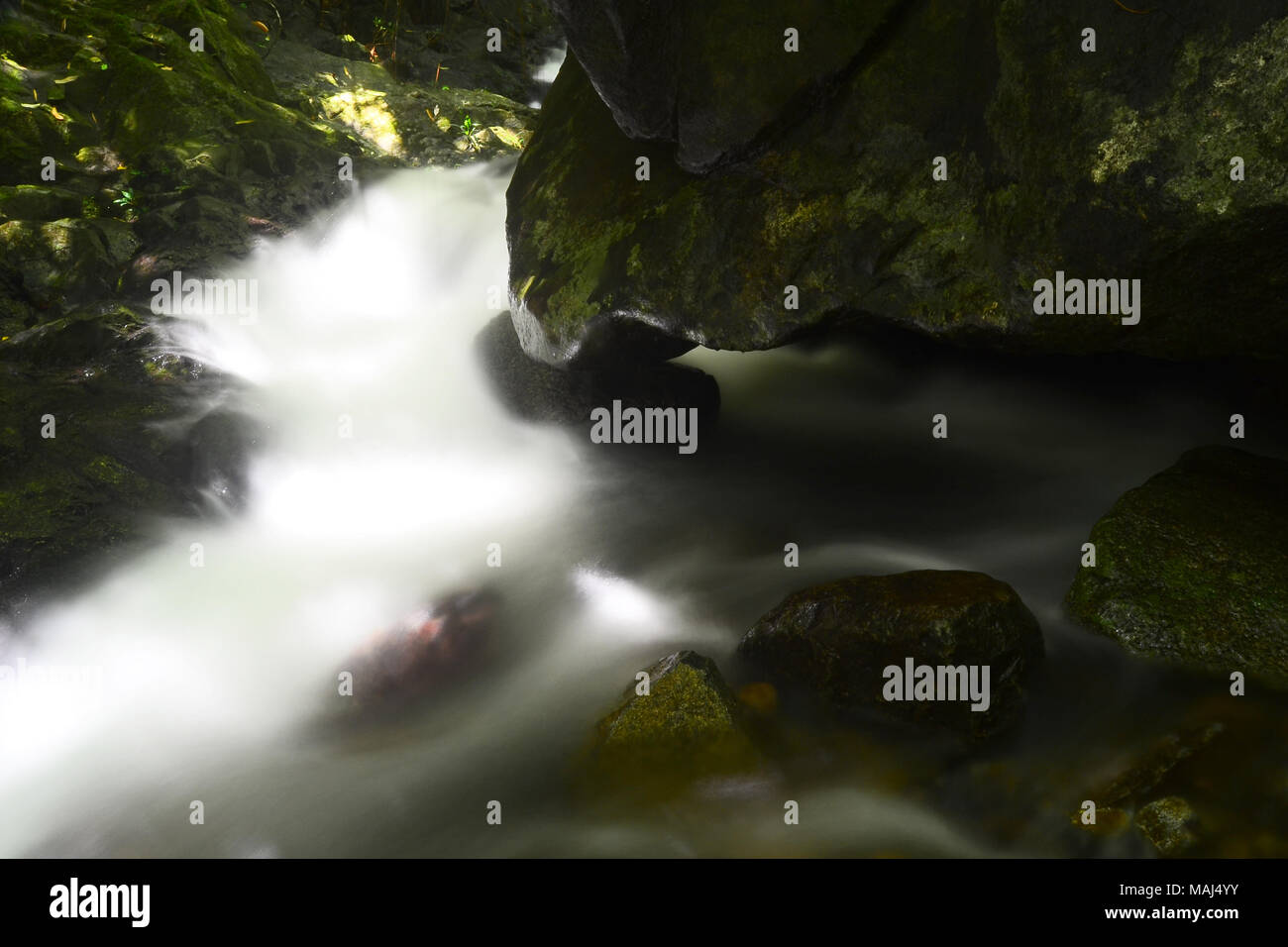 Klare, frische Wasser in der meratus Berge von South Kalimantan, Indonesien. Stockfoto