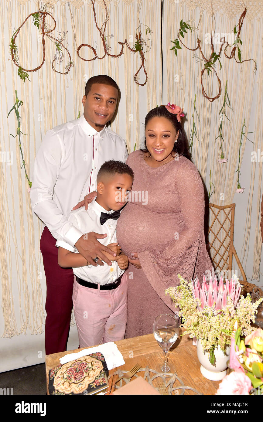 Cory Hardrict, sein Sohn Cree Taylor Hardrict und seine Frau Tia Mowry nehmen an der Tia Mowry die Babyparty im Il Pastaio restaurant am 31. März in Beverly Hills, Kalifornien 2018. Stockfoto