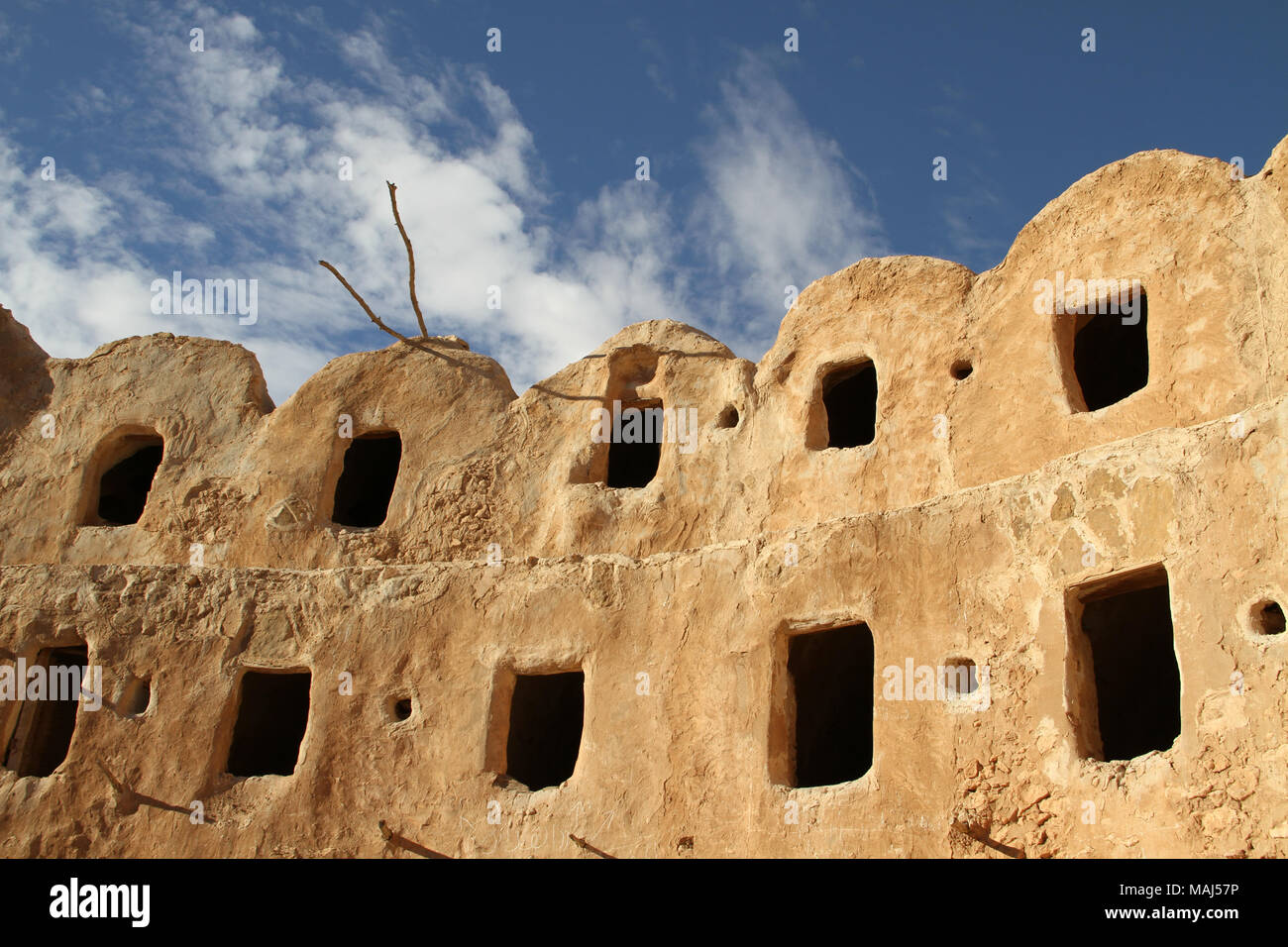 Enterences zu einzelnen Familie Korn Läden innerhalb einer befestigten Kornkammer der Gasr Al-Hājj, Libyen Stockfoto