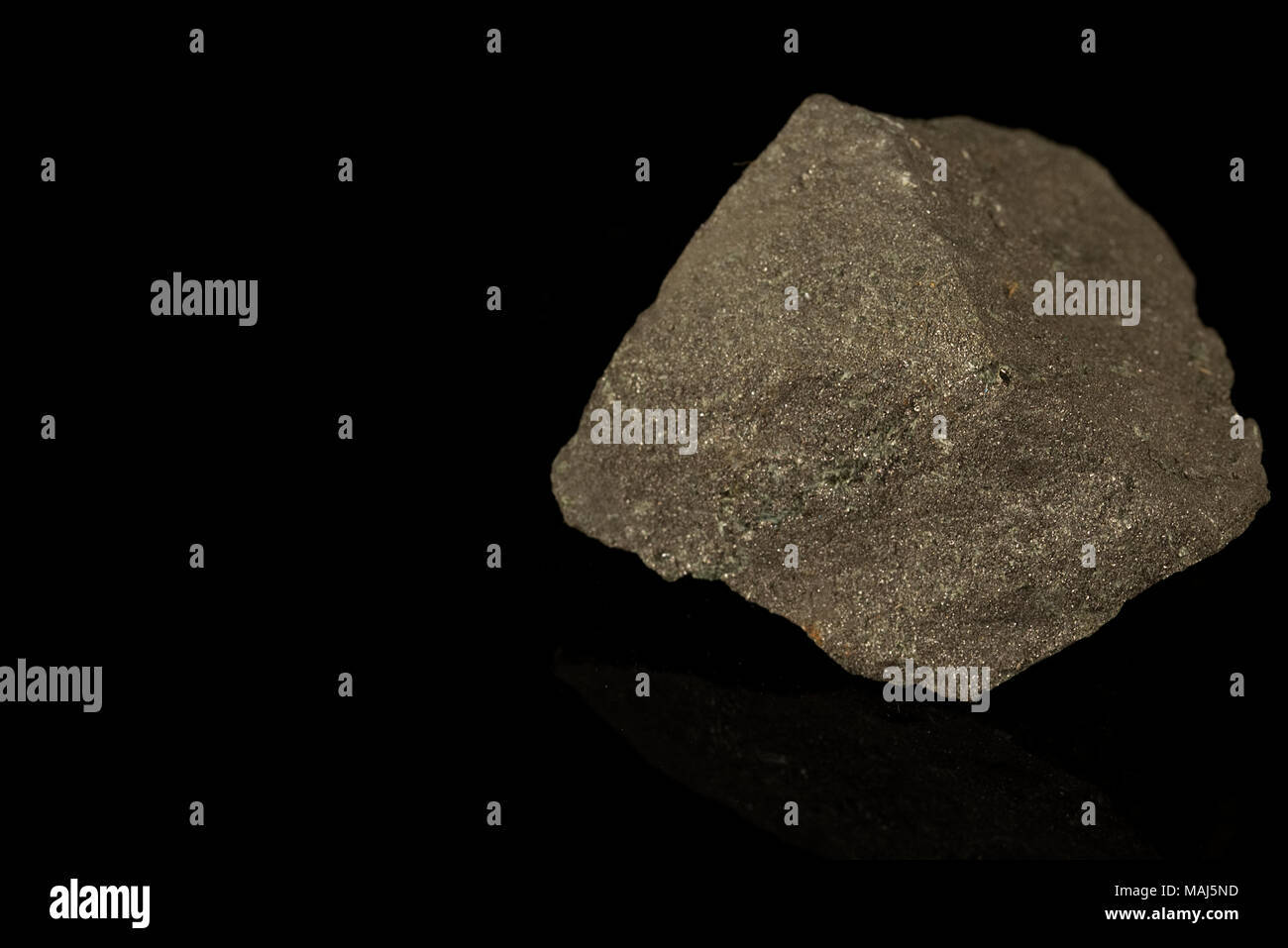Magnetit Eisenerz Mineral, Eisenoxid, magnetisch, lodestone, isometrische hexoctohedral Kristallstruktur auf schwarzem Hintergrund isoliert. Felsen und minera Stockfoto