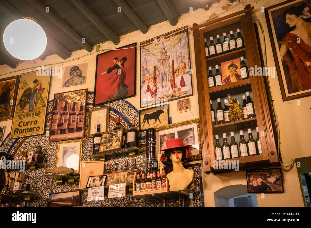 Traditionellen Dekorationen an der Wand im Inneren Tapas Bar 'Casa Placido" im Viertel Santa Cruz in der spanischen Stadt Sevilla, Andalusien, Spanien Stockfoto
