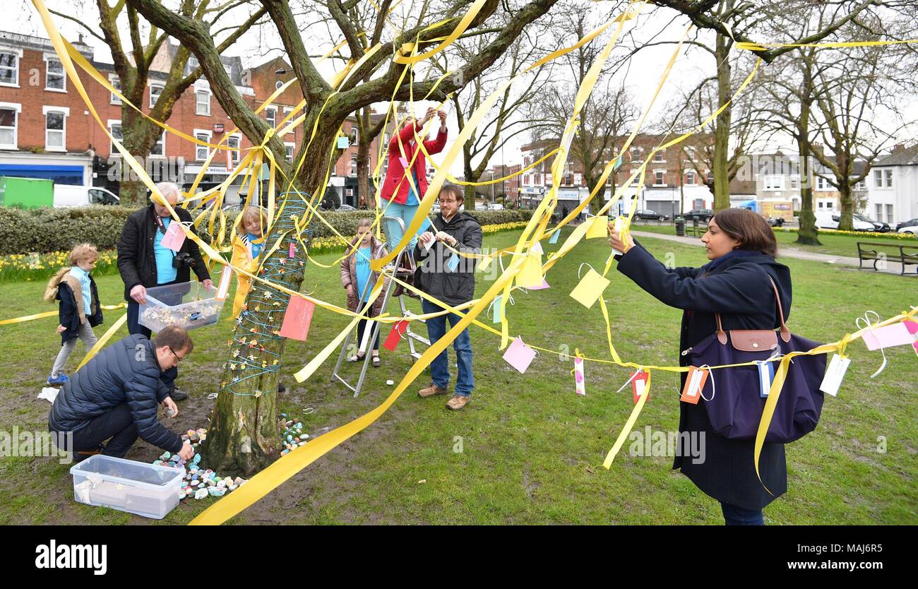 Bänder, Witze, handgearbeitete Blumen und bemalten Steine werden zu einem Baum in Fortune Grün in West Hampstead, London hinzugefügt, auf der 2. Jahrestag Nazanin Zaghari-Ratcliffe der Haftbedingungen im Iran. Stockfoto