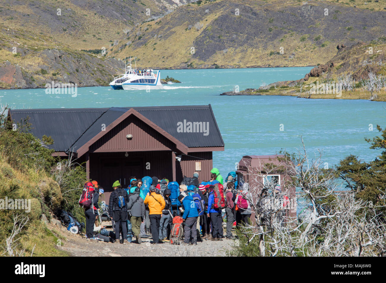 Wanderer warten auf hielos Patagonicos, Sightseeing Boot am Lago Pehoe, Torres del Paine Nationalpark, Patagonien, Chile Stockfoto