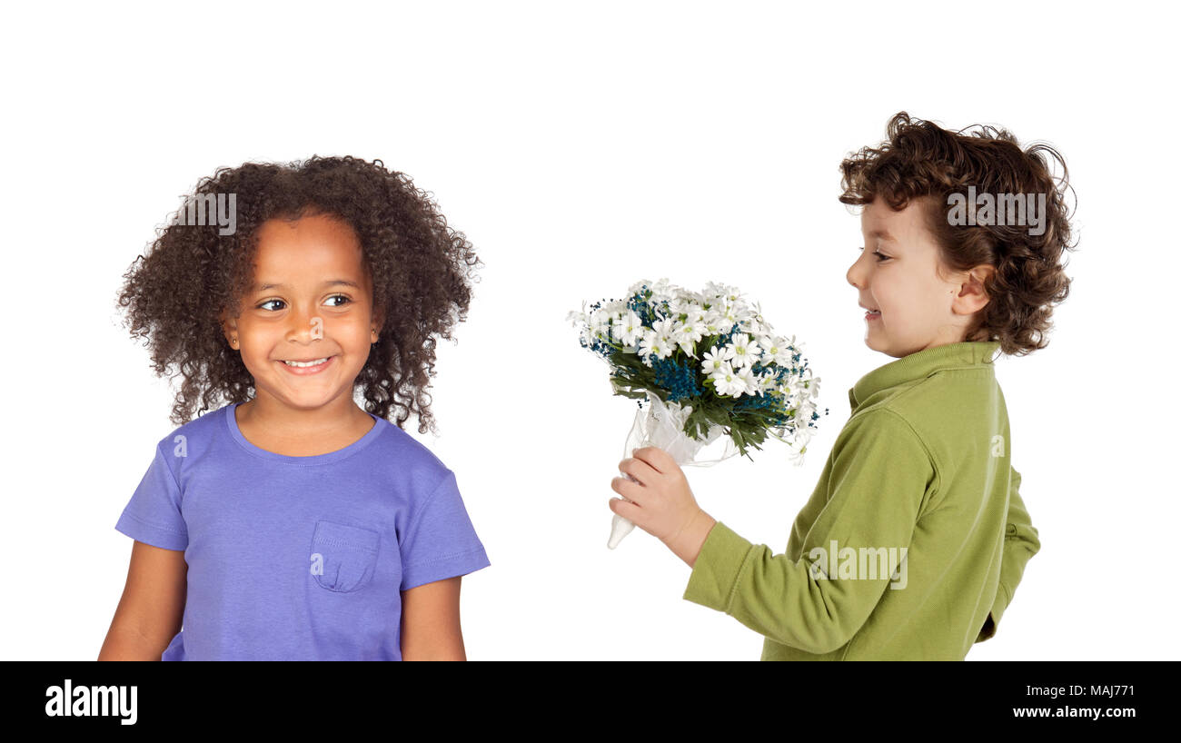 Kleines Kind mit einem Blumenstrauß zu seinem Mädchen auf weißem Hintergrund Stockfoto