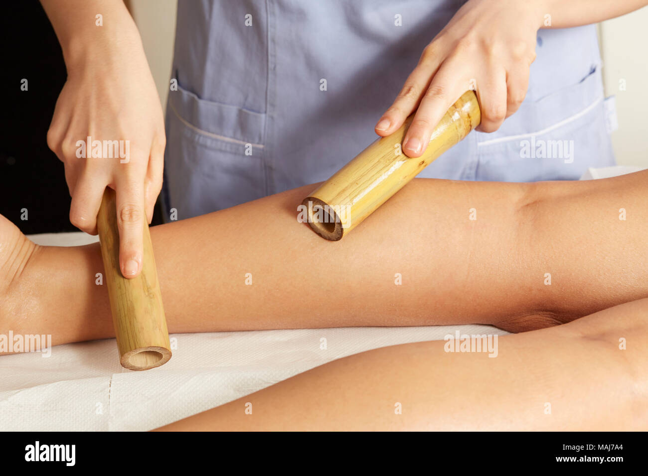 Thai Massage mit Bambus Stockfotografie - Alamy