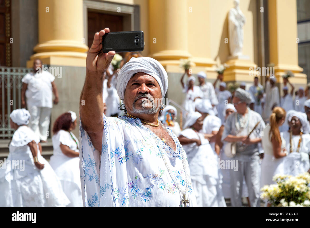 Campinas, SP Brasilien - 1. April 2018: Therapeuten von afro-brasilianischen Religionen führen Sie ein reinigungsritual während Ostern feiern Stockfoto