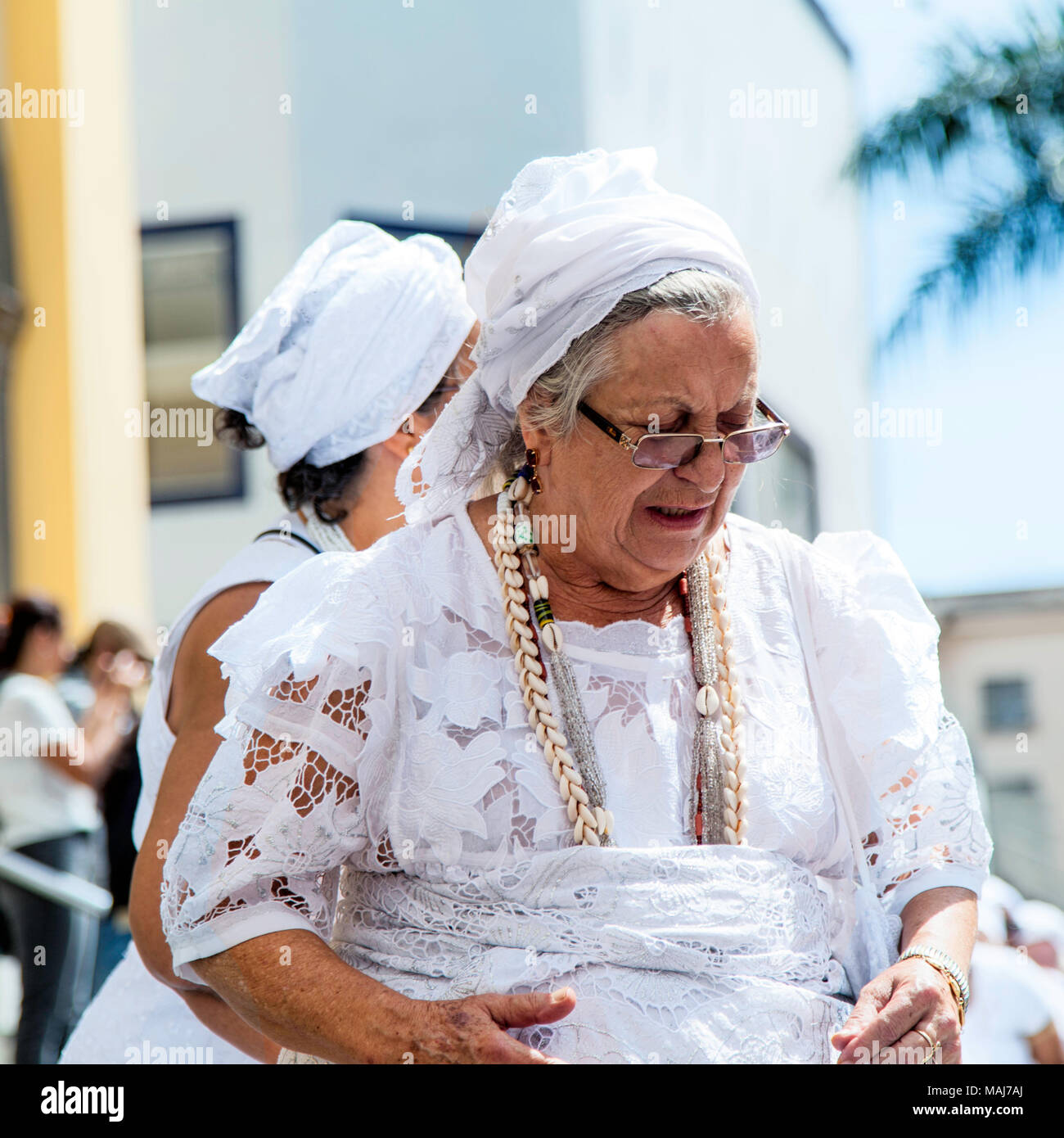 Campinas, SP Brasilien - 1. April 2018: Therapeuten von afro-brasilianischen Religionen führen Sie ein reinigungsritual während Ostern feiern Stockfoto