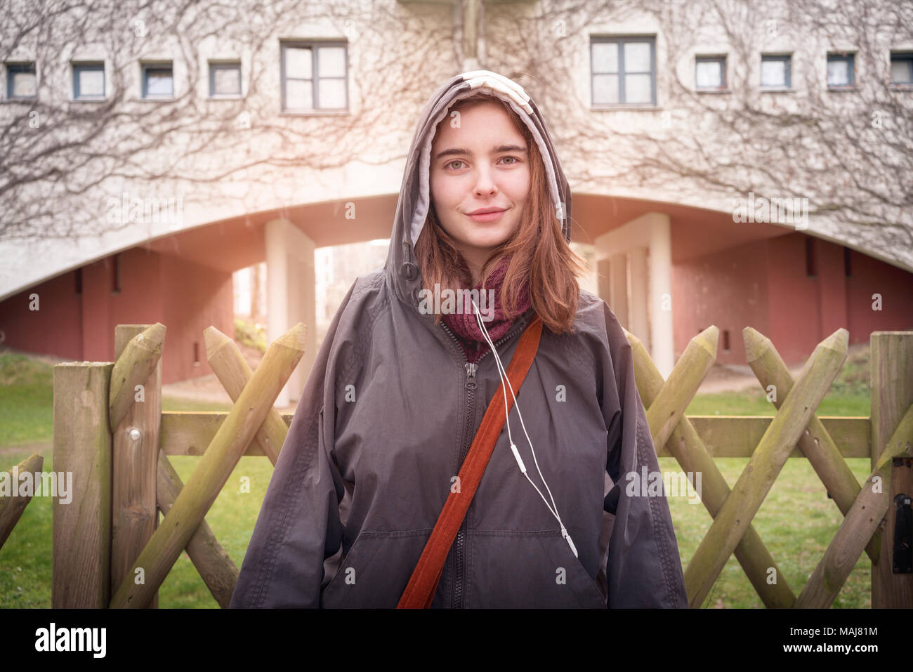 Porträt einer jungen Frau mit städtischen Hintergrund Stockfoto