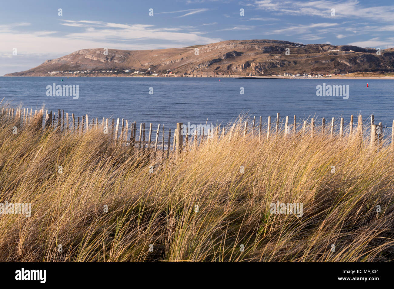 Great Orme in Llandudno an der Küste von Nordwales von Conwy Morfa an einem sonnigen Tag Stockfoto