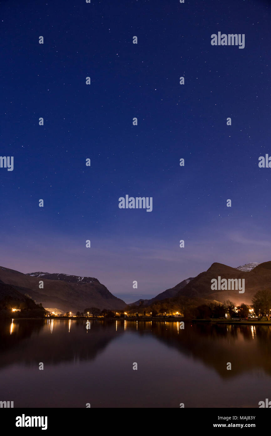 Berge spiegeln in Llyn Padarn bei Nacht, Snowdonia, North Wales im Winter Stockfoto