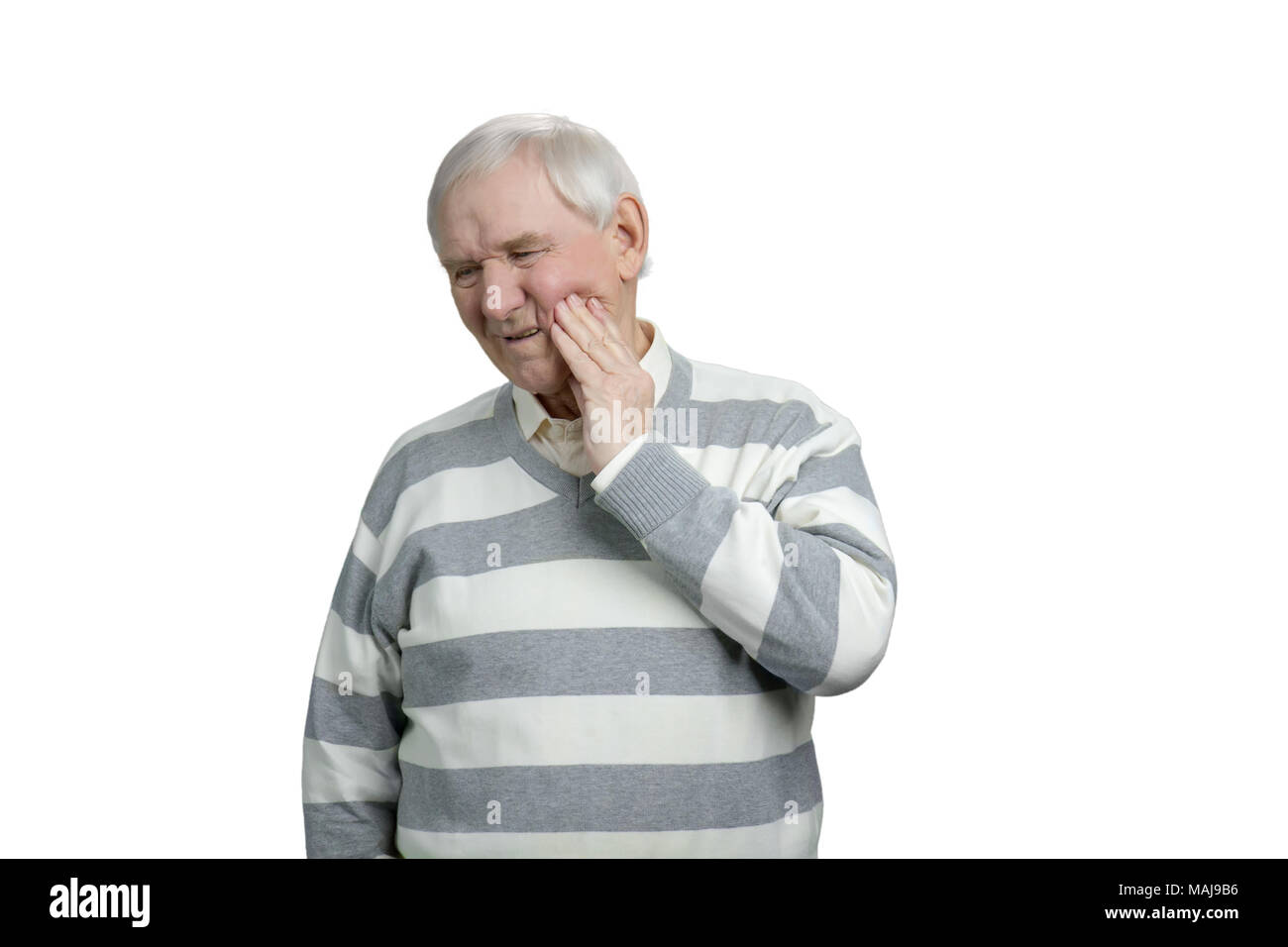 Portrait von älteren Menschen mit schrecklichen Zahnschmerzen. Großvater fühlt Schmerz in seiner Zähne, berühren die Wange. Weiß isoliert Hintergrund. Stockfoto