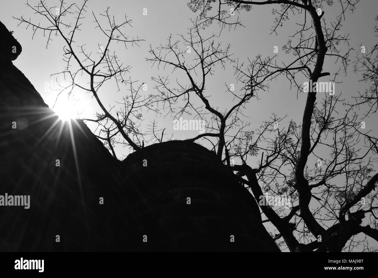 Die Sonnenstrahlen fallen auf die dunklen Mauern einer Festung. Stockfoto