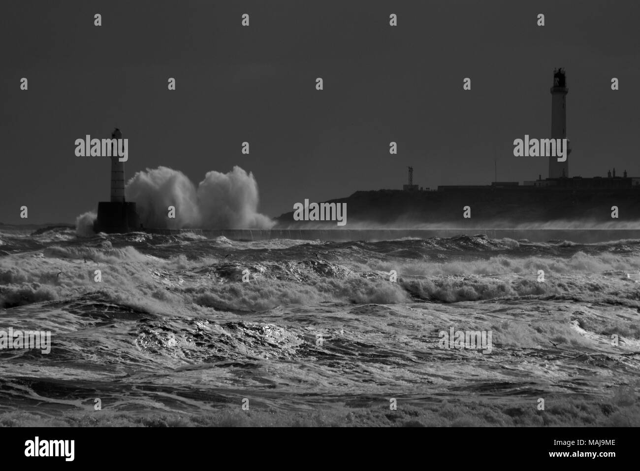 Wild Winter Nordsee Storm Wellen Teig Hafen Aberdeen, Schottland, Großbritannien. Stockfoto