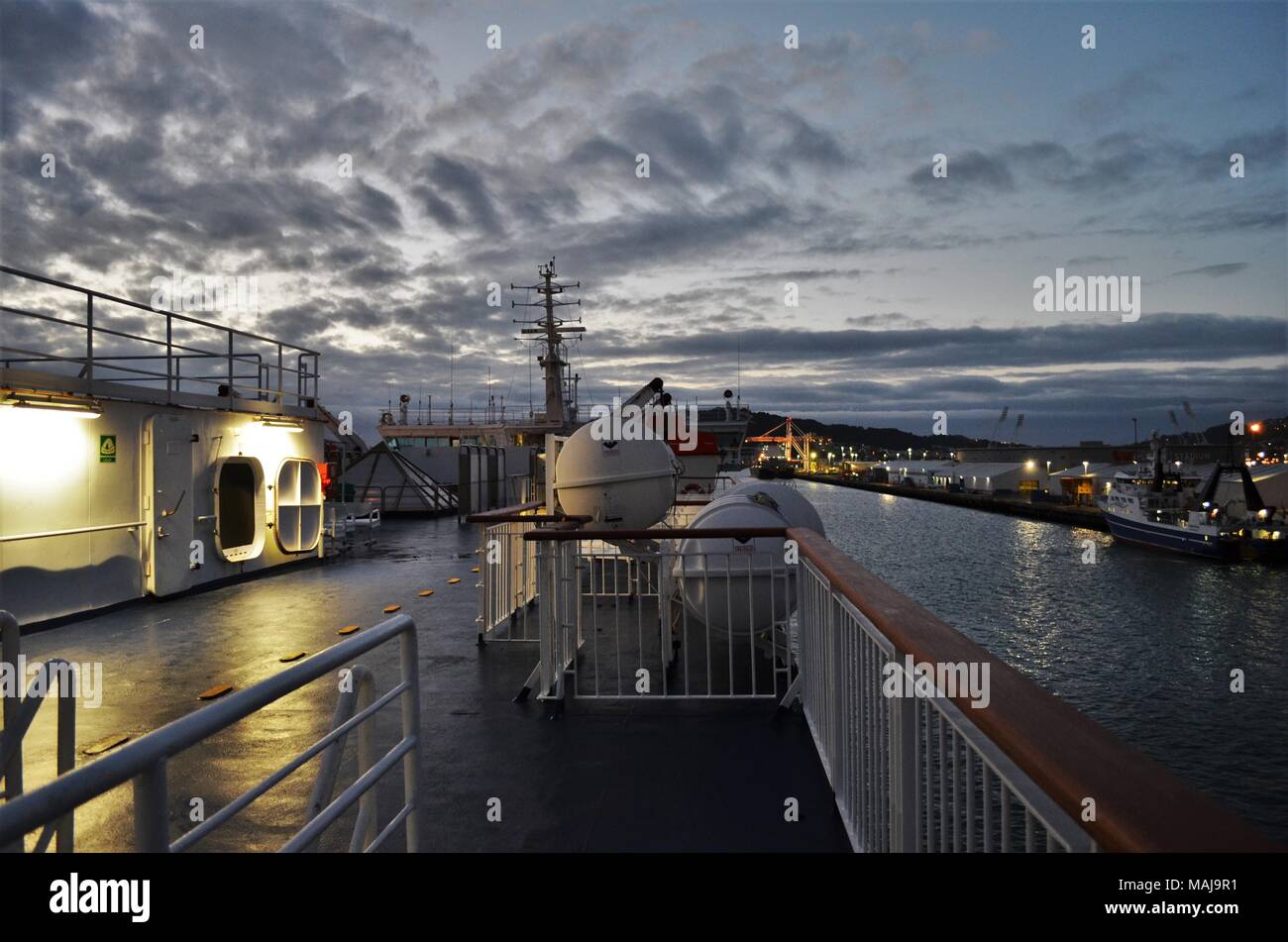 Deck von einem Frachtschiff während der frühen Sonnenaufgang Stockfoto