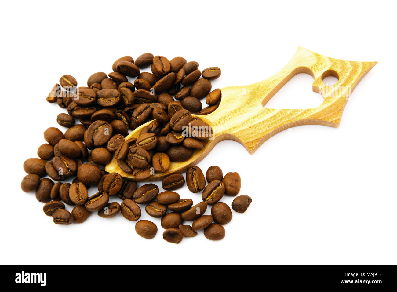 Frisch geröstete Kaffeebohnen in einem hölzernen Liebe Löffel in Form eines Herzens Ausschnitt und isoliert auf einem weißen Hintergrund lieben Kaffee Konzept zu veranschaulichen Stockfoto