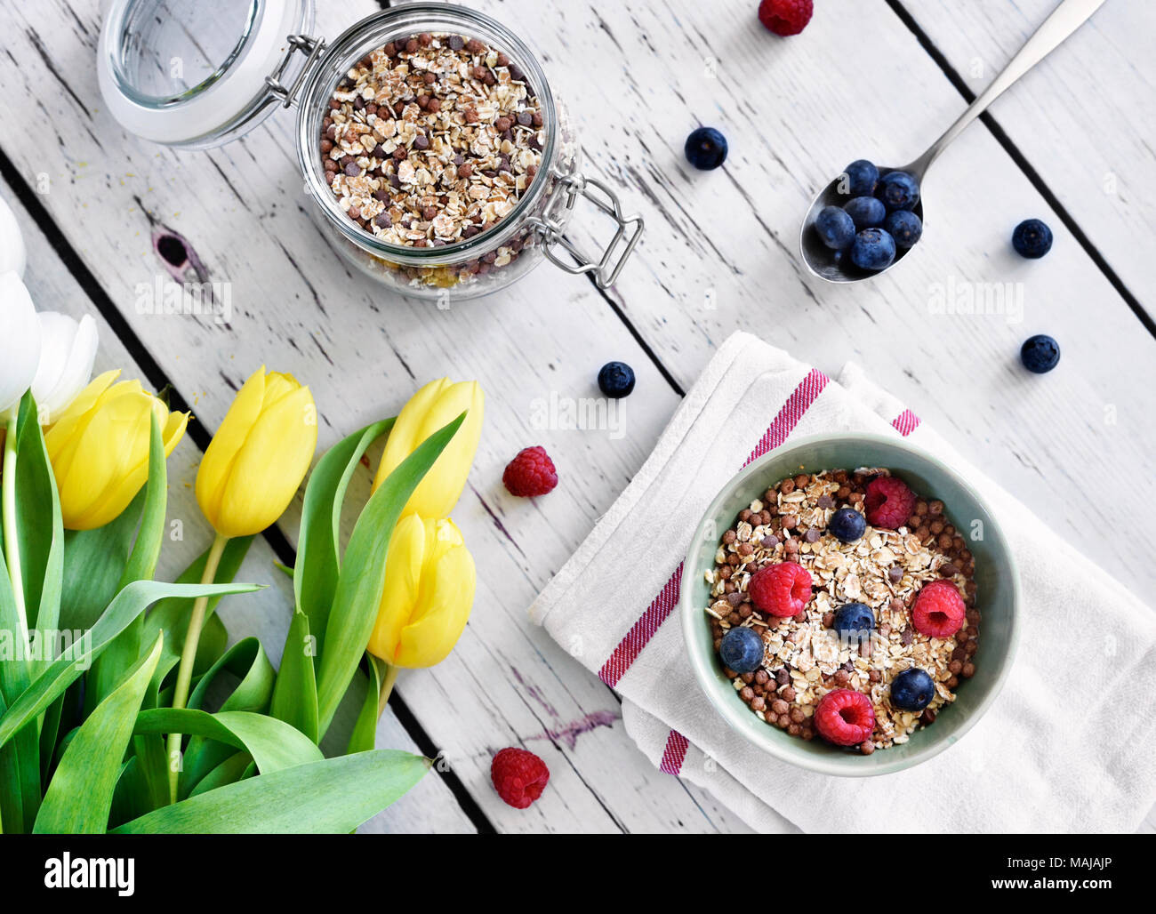 Getreide in einer Schüssel, Frühstück mit frischen Früchten und Müsli, das gesunde Essen. Frühstück Schüssel auf einem Holztisch, rustikalen Szene. Stockfoto