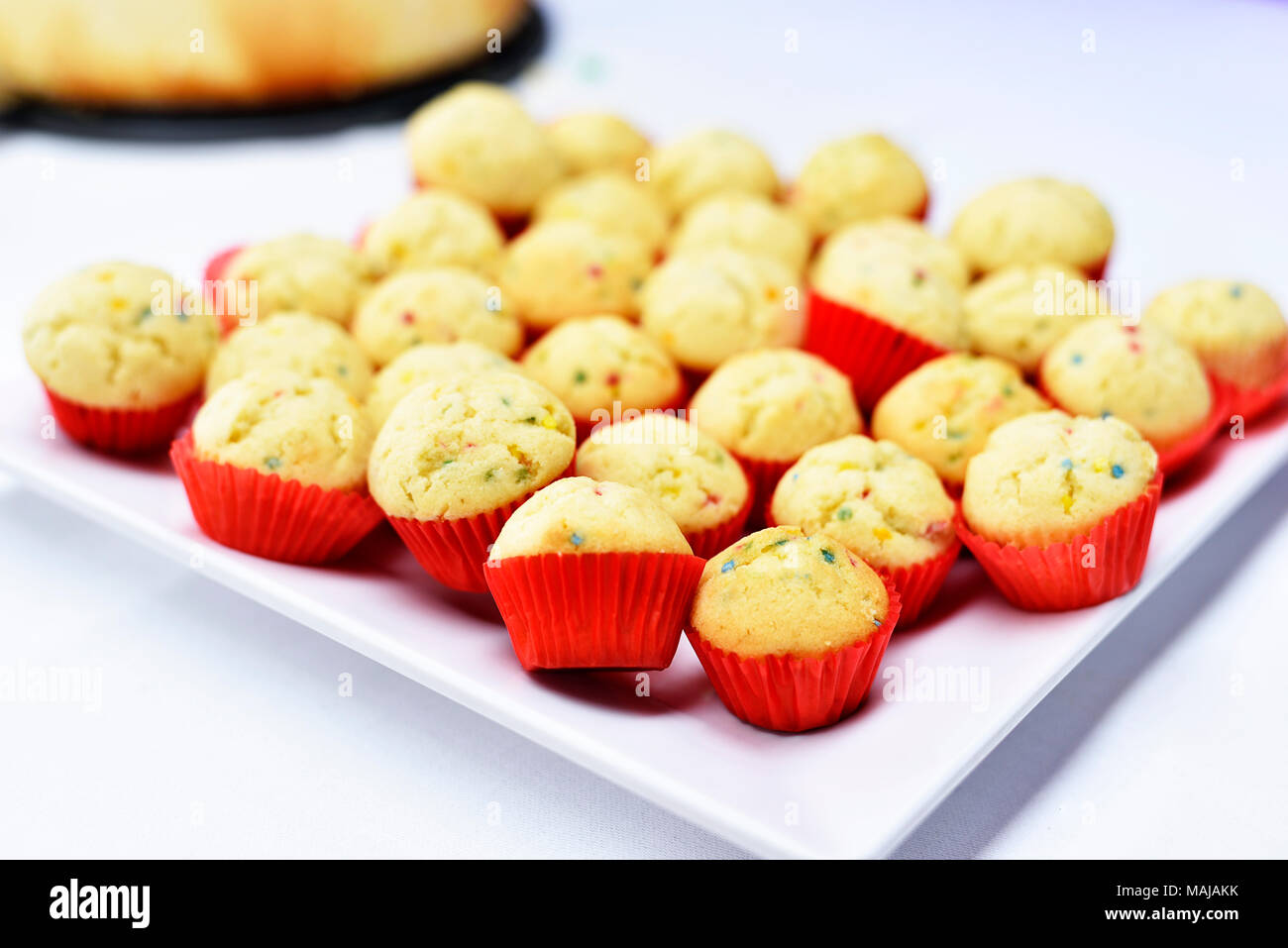 Leckere Cupcakes auf einem weissen Teller, Dessert Arrangement. Stockfoto