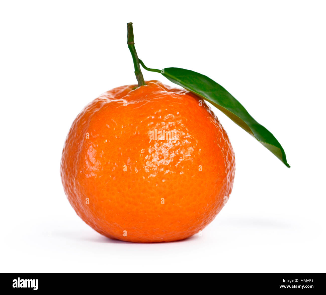 Frische und saftige Orangen mit Blatt, auf weißem Hintergrund. Orange Obst, gesundes Essen. Stockfoto