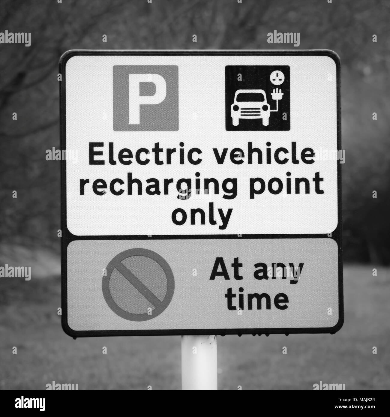 Elektroauto aufladen Punkt Schild an einer Autobahnraststätte Stockfoto