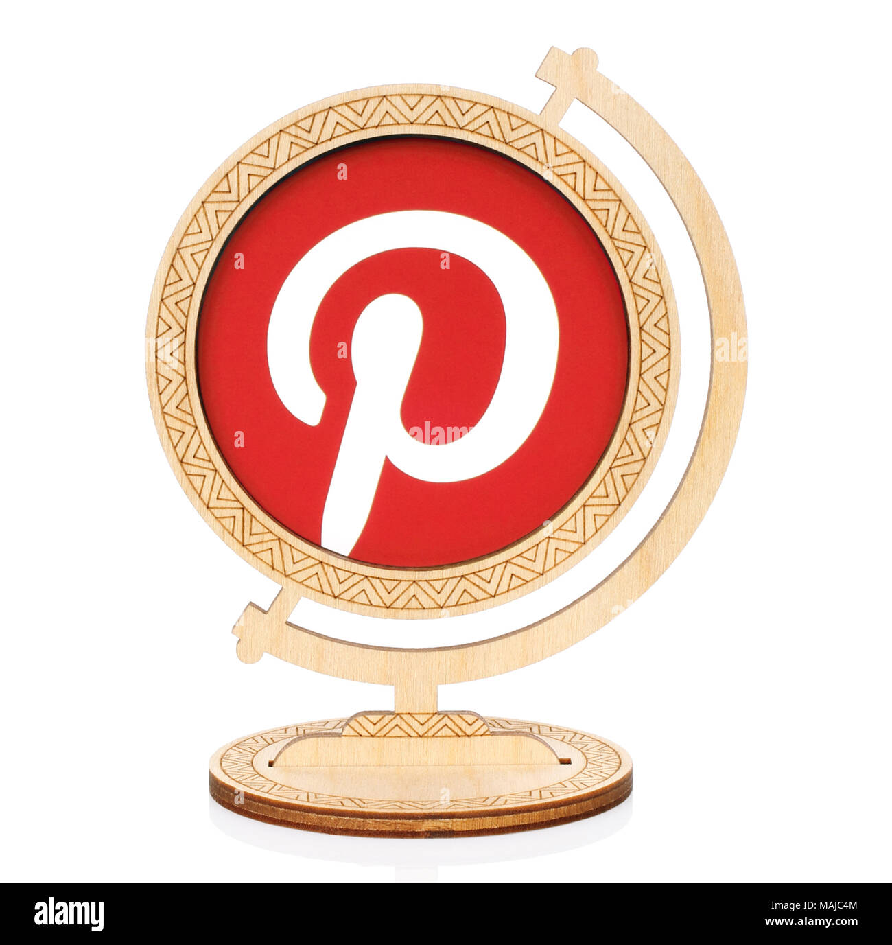 Kiew, Ukraine - November 01, 2017: Pöcking, Kreis Symbol auf Papier gedruckt und in Holz- Globus auf weißem Hintergrund. Pöcking ist eine Web- und mob Stockfoto