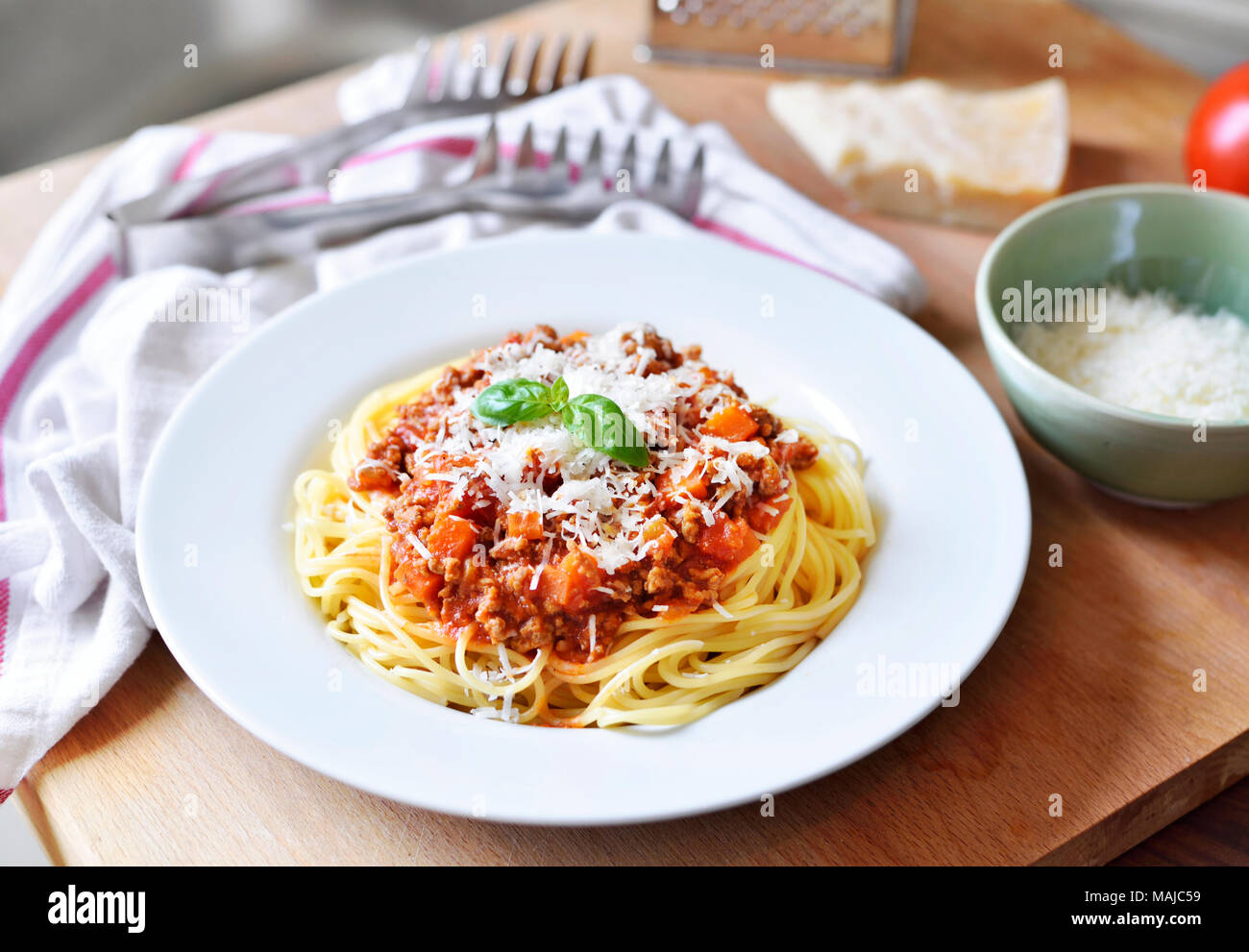 Leckere Pasta essen, Spaghetti Bolognese auf einem weißen Teller. Nudelgericht, traditionelle italienische Küche mit Parmesan Käse, Hackfleisch und Basil leaf. Stockfoto