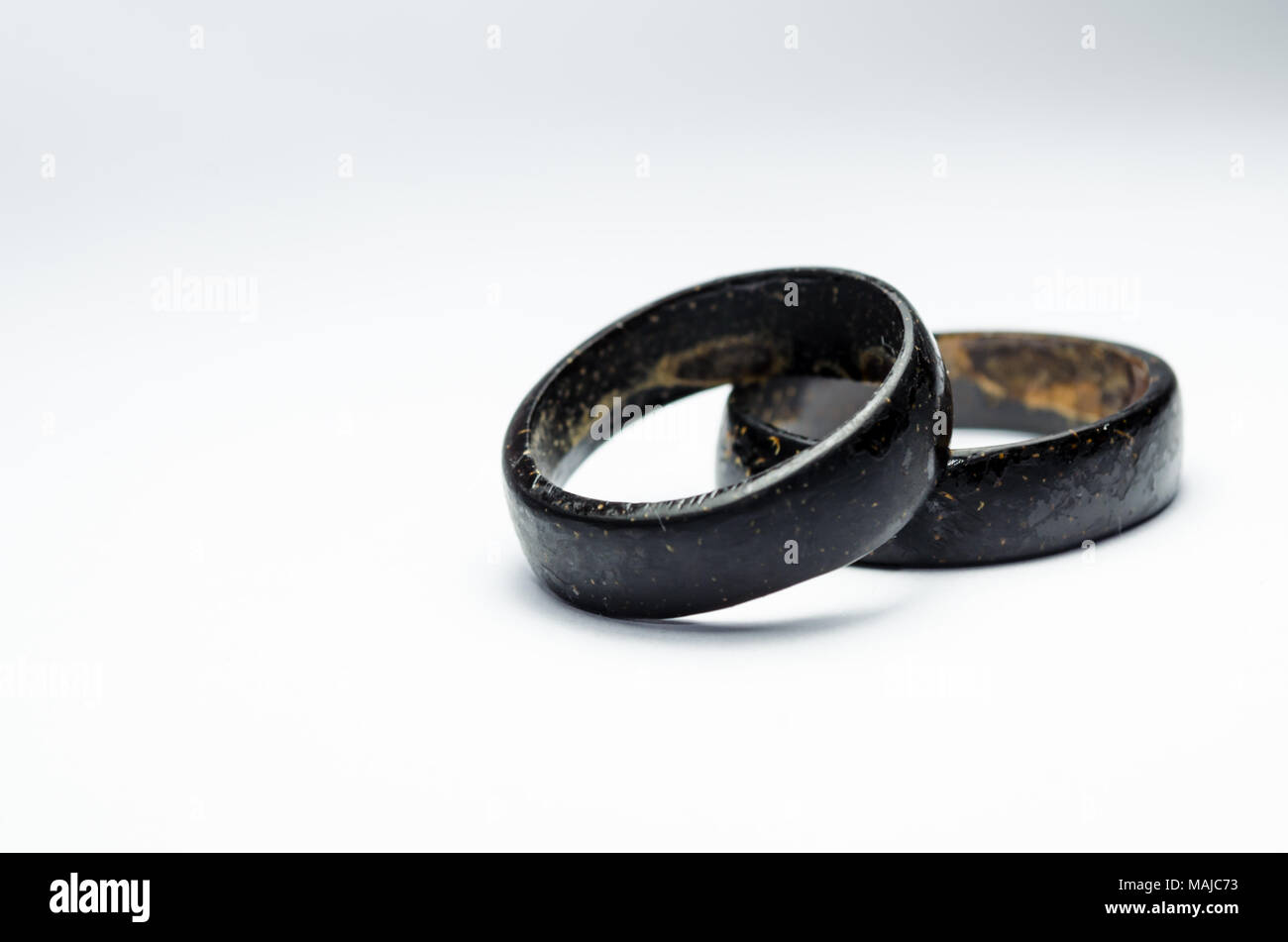 Paar coconut Ringe zusammen auf einem weißen Hintergrund. Intensive schwarze Ton. Handwerk in nordöstlich der Brasilianischen indigenen Ring. Tucum Ring. Stockfoto