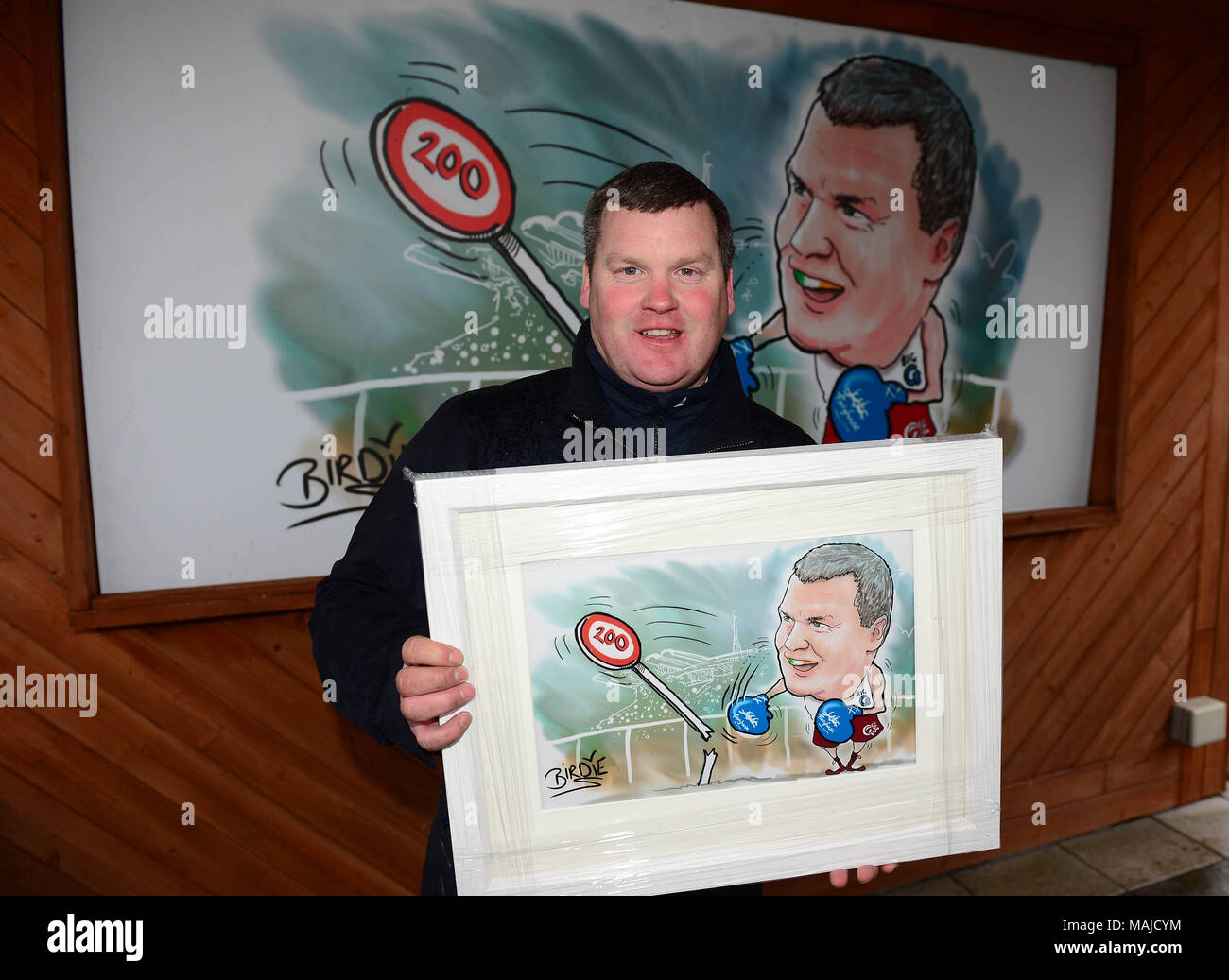 Trainer Gordon Elliott ist mit einem Darren Bird cartoon zweihundert Pferden für die Saison zu markieren vorgestellt, nach dem Gewinn der Boylesports Irish Grand National Chase, während BoyleSports Irish Grand National Tag der Osterfestspiele 2018 Fairyhouse Racecourse Ratoath, Co Meath. Stockfoto